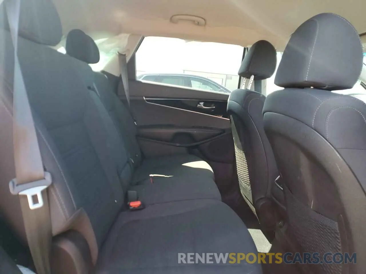 10 Photograph of a damaged car 5XYPGDA34KG525327 KIA SORENTO 2019