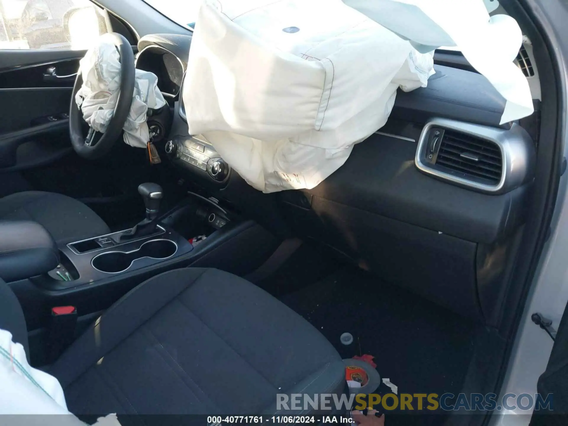 5 Photograph of a damaged car 5XYPGDA34KG526946 KIA SORENTO 2019