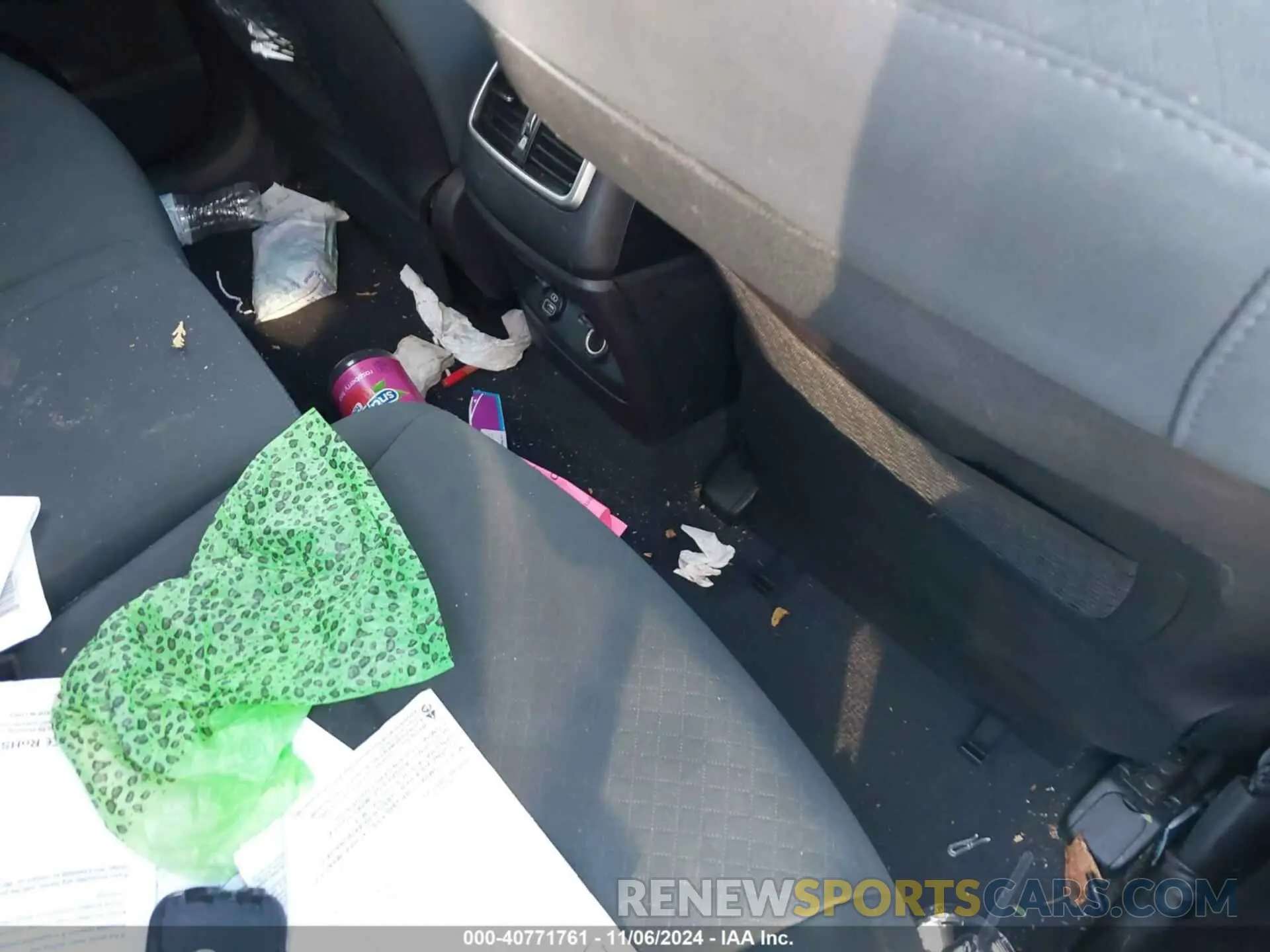8 Photograph of a damaged car 5XYPGDA34KG526946 KIA SORENTO 2019