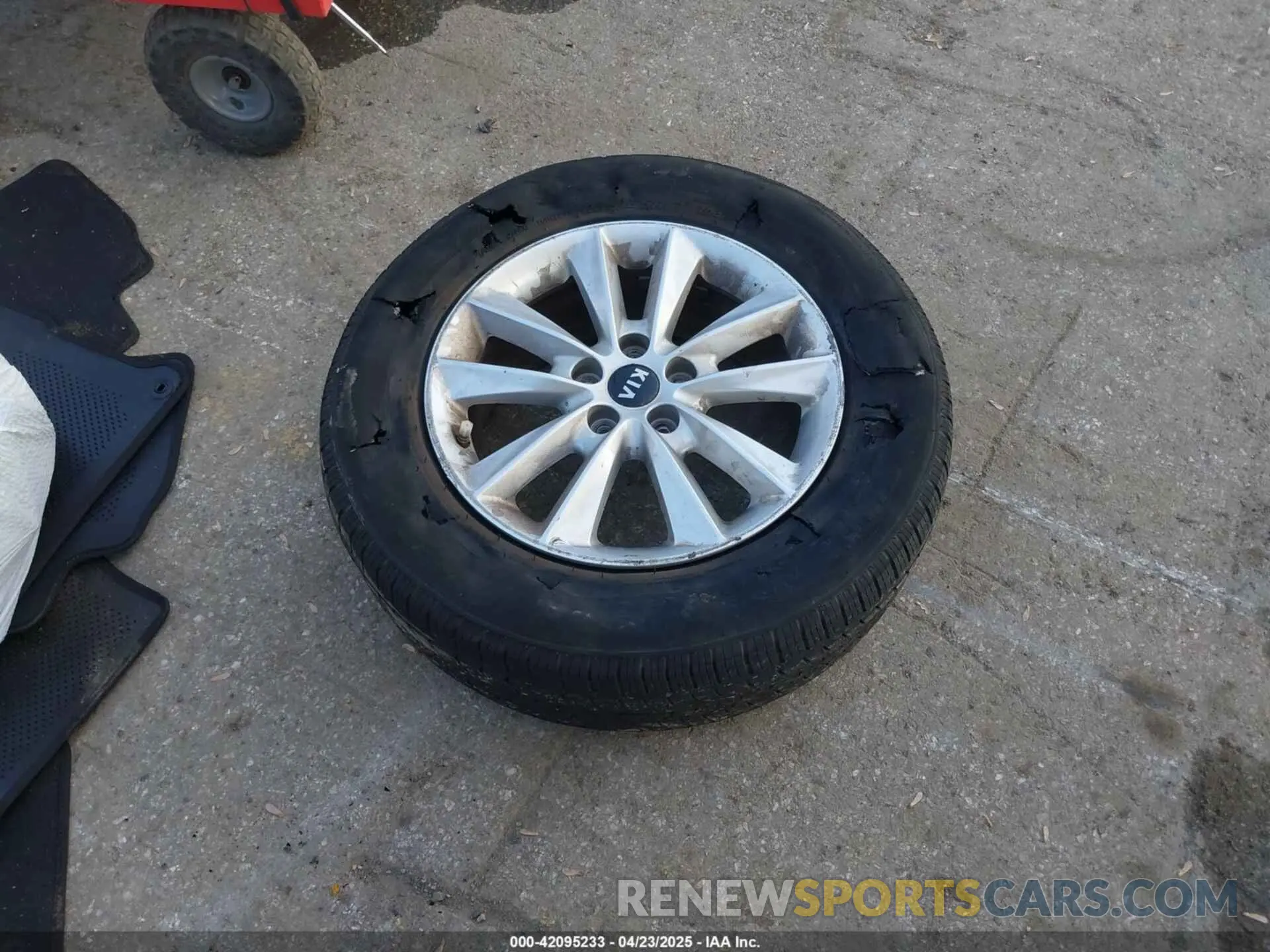 12 Photograph of a damaged car 5XYPGDA34KG592767 KIA SORENTO 2019