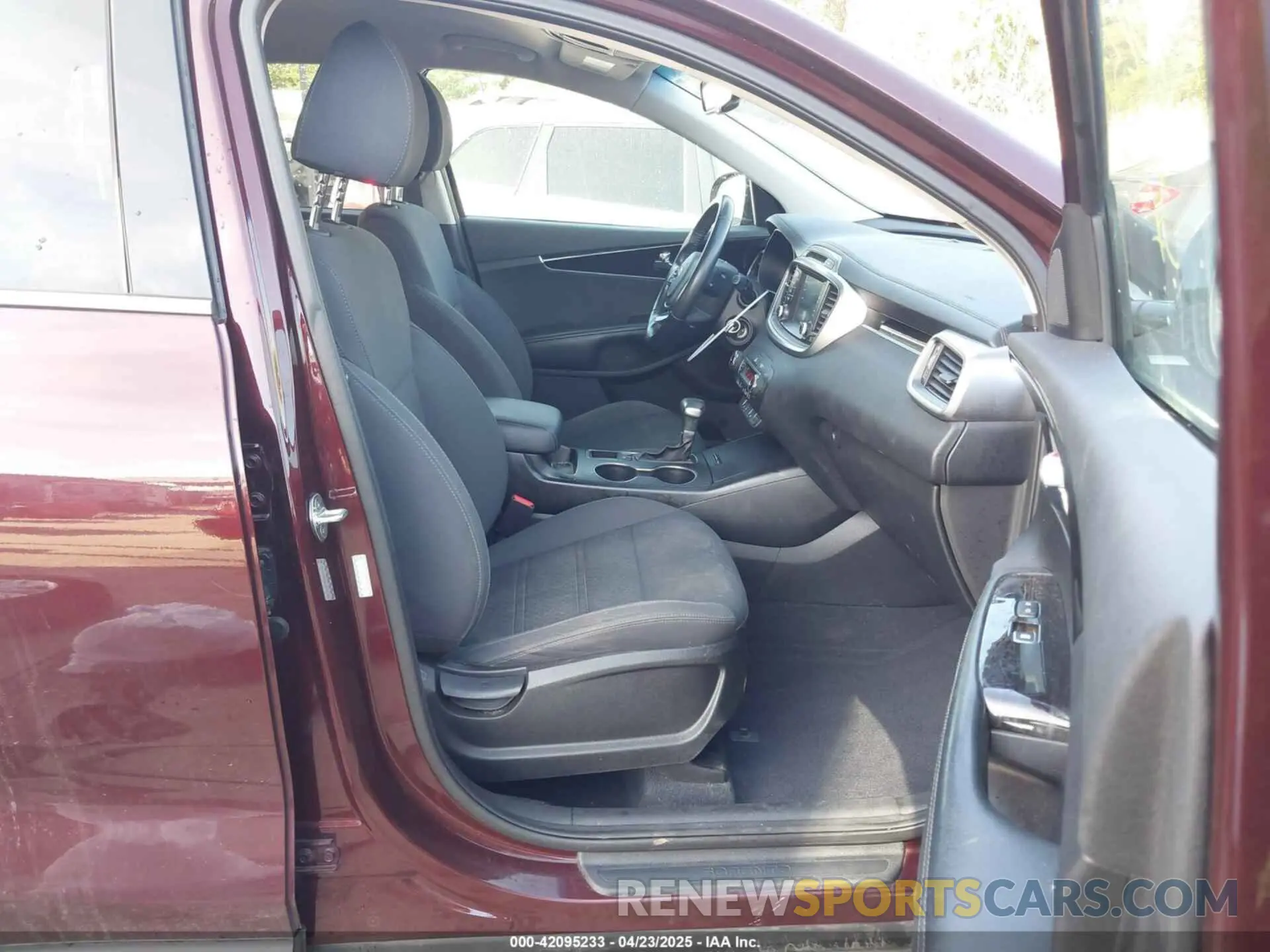 5 Photograph of a damaged car 5XYPGDA34KG592767 KIA SORENTO 2019