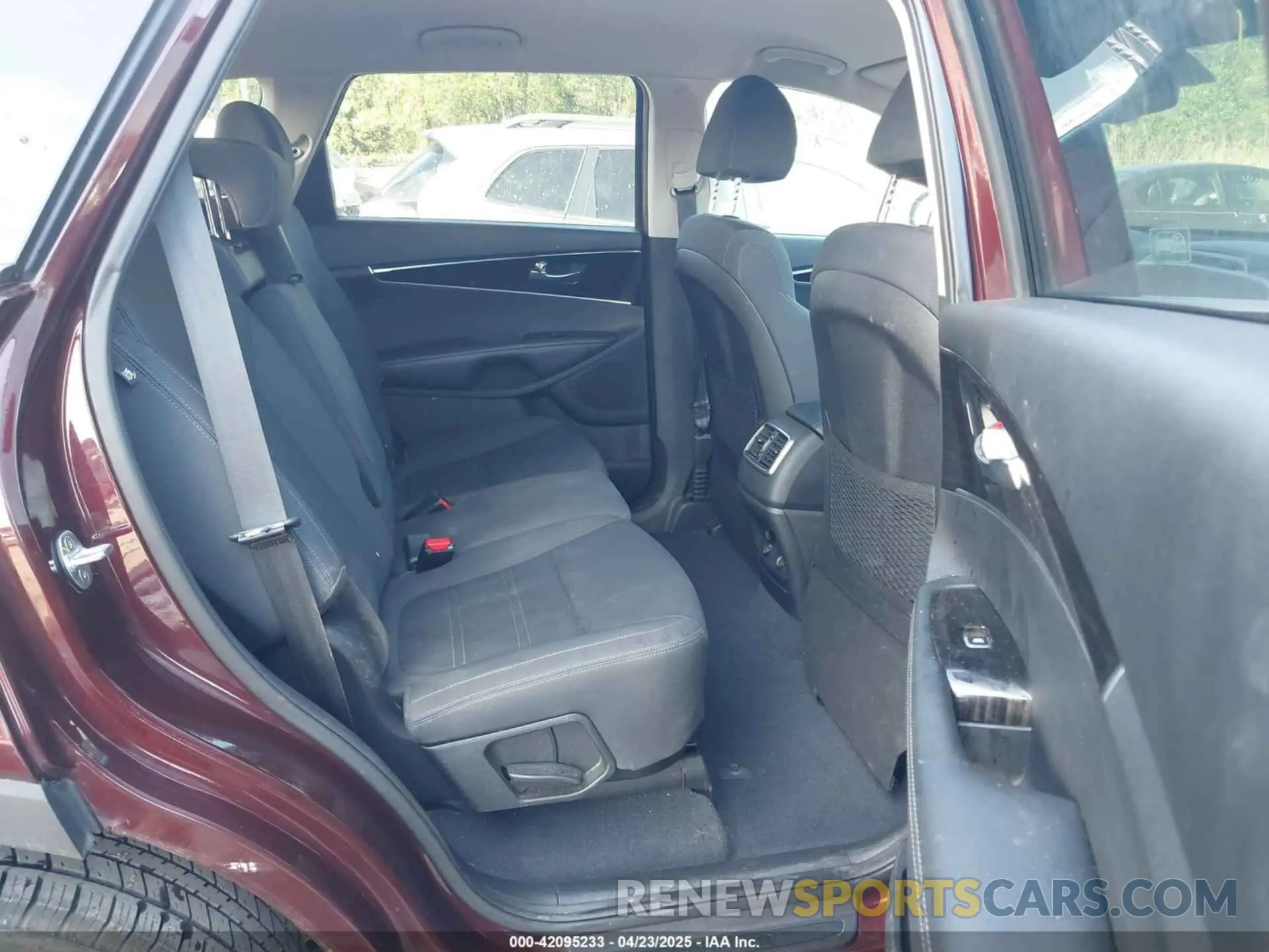 8 Photograph of a damaged car 5XYPGDA34KG592767 KIA SORENTO 2019