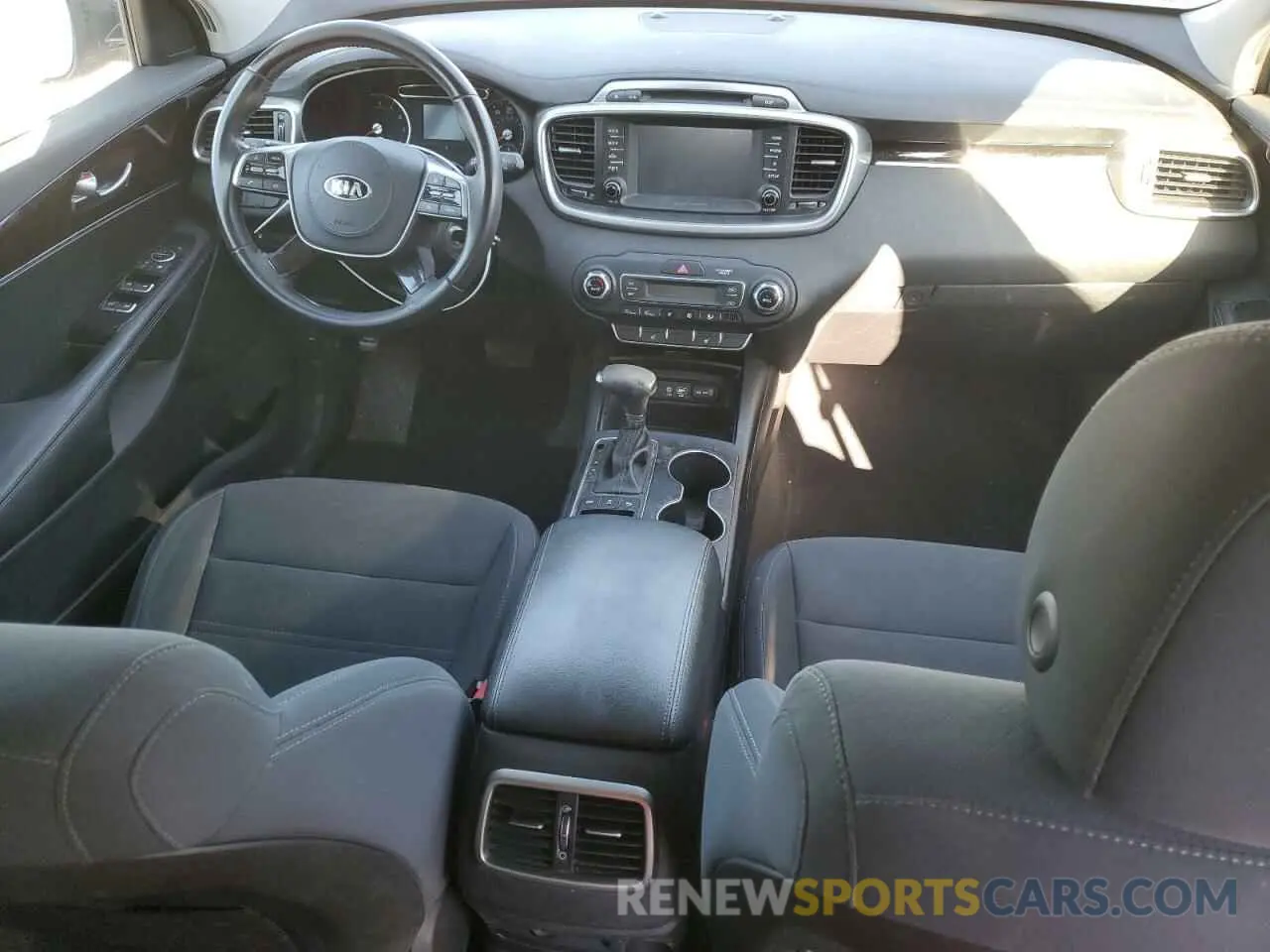 8 Photograph of a damaged car 5XYPGDA35KG450640 KIA SORENTO 2019
