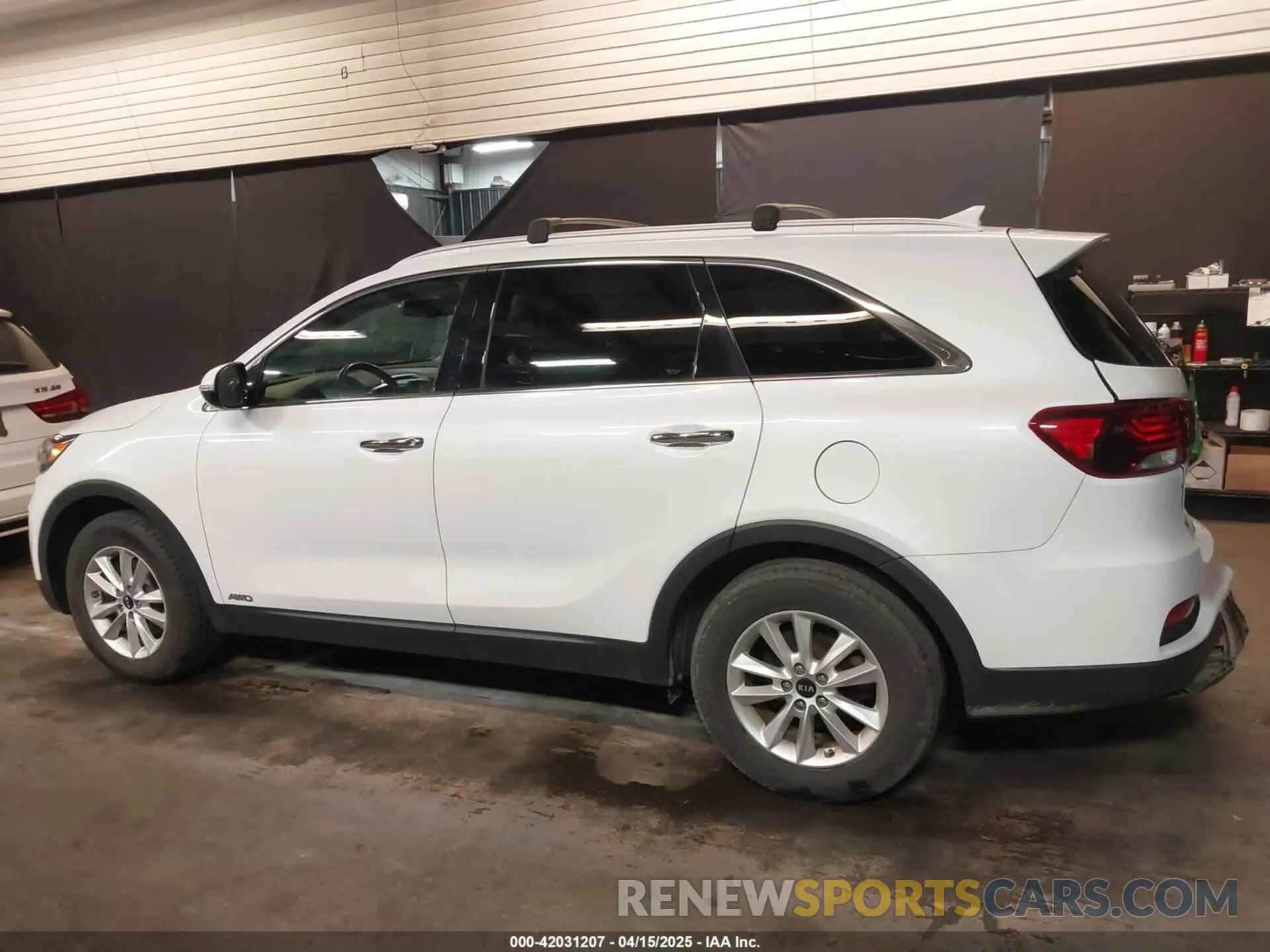 14 Photograph of a damaged car 5XYPGDA35KG451755 KIA SORENTO 2019