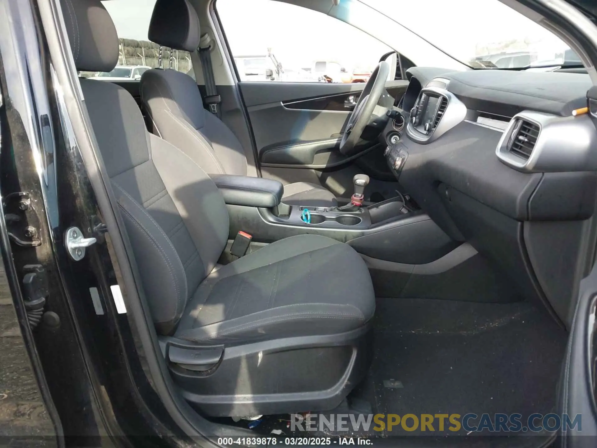 5 Photograph of a damaged car 5XYPGDA35KG553010 KIA SORENTO 2019