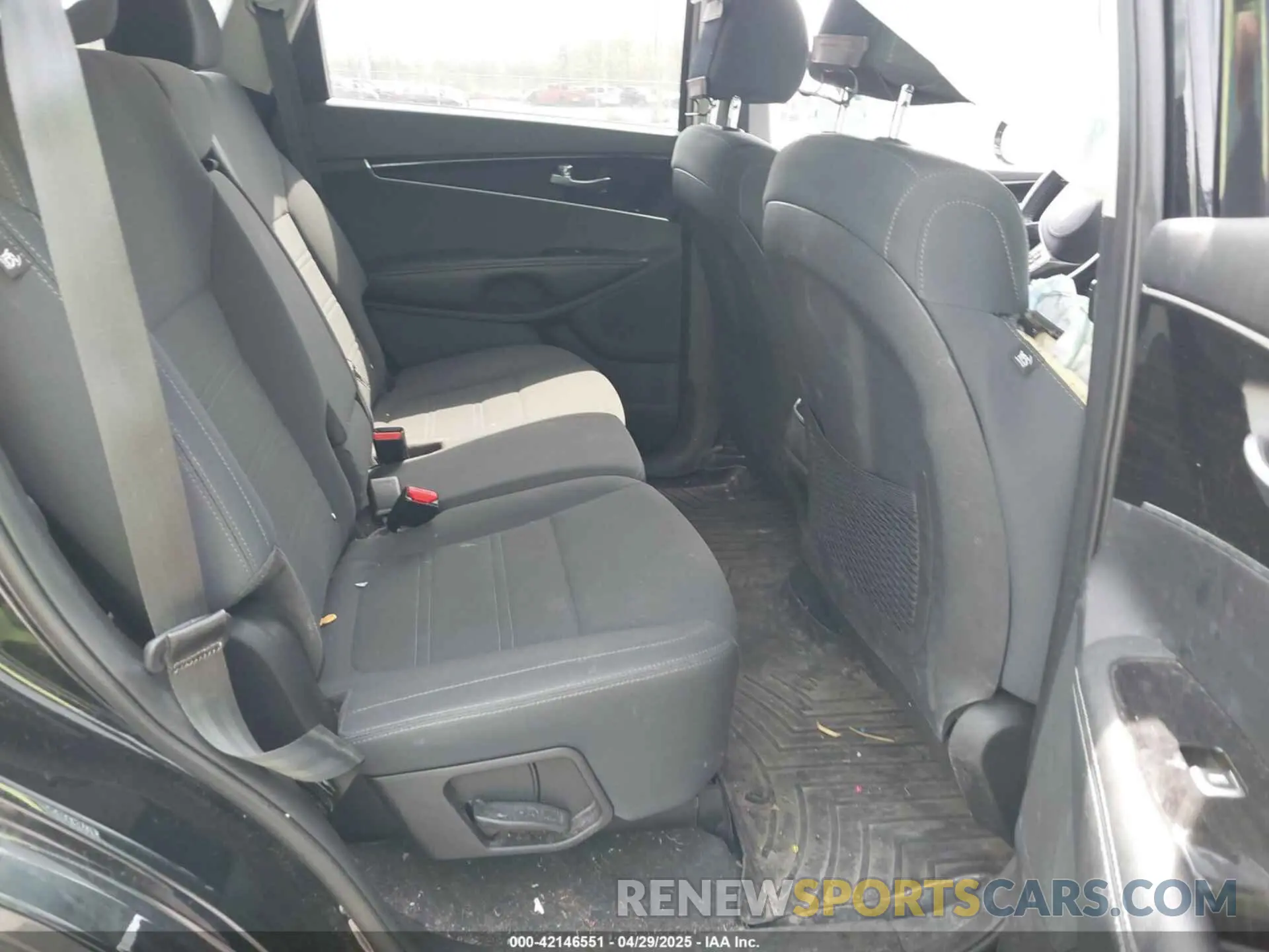 8 Photograph of a damaged car 5XYPGDA36KG439646 KIA SORENTO 2019