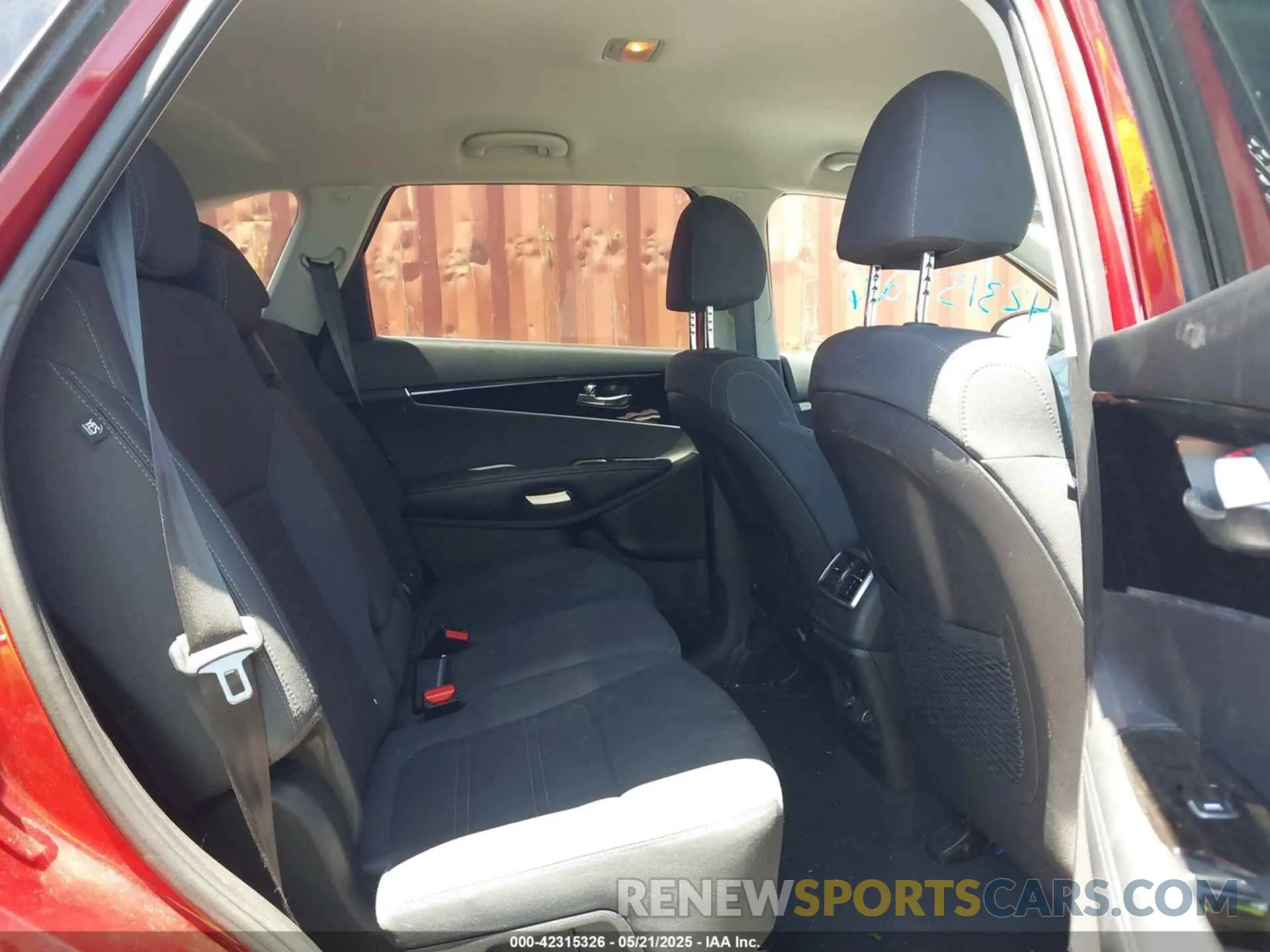 8 Photograph of a damaged car 5XYPGDA36KG469200 KIA SORENTO 2019