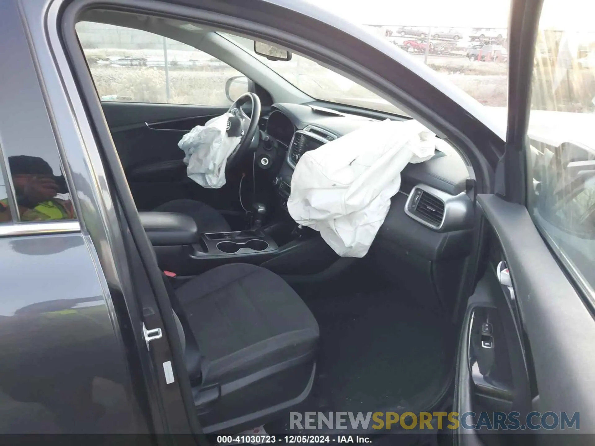 5 Photograph of a damaged car 5XYPGDA37KG529646 KIA SORENTO 2019