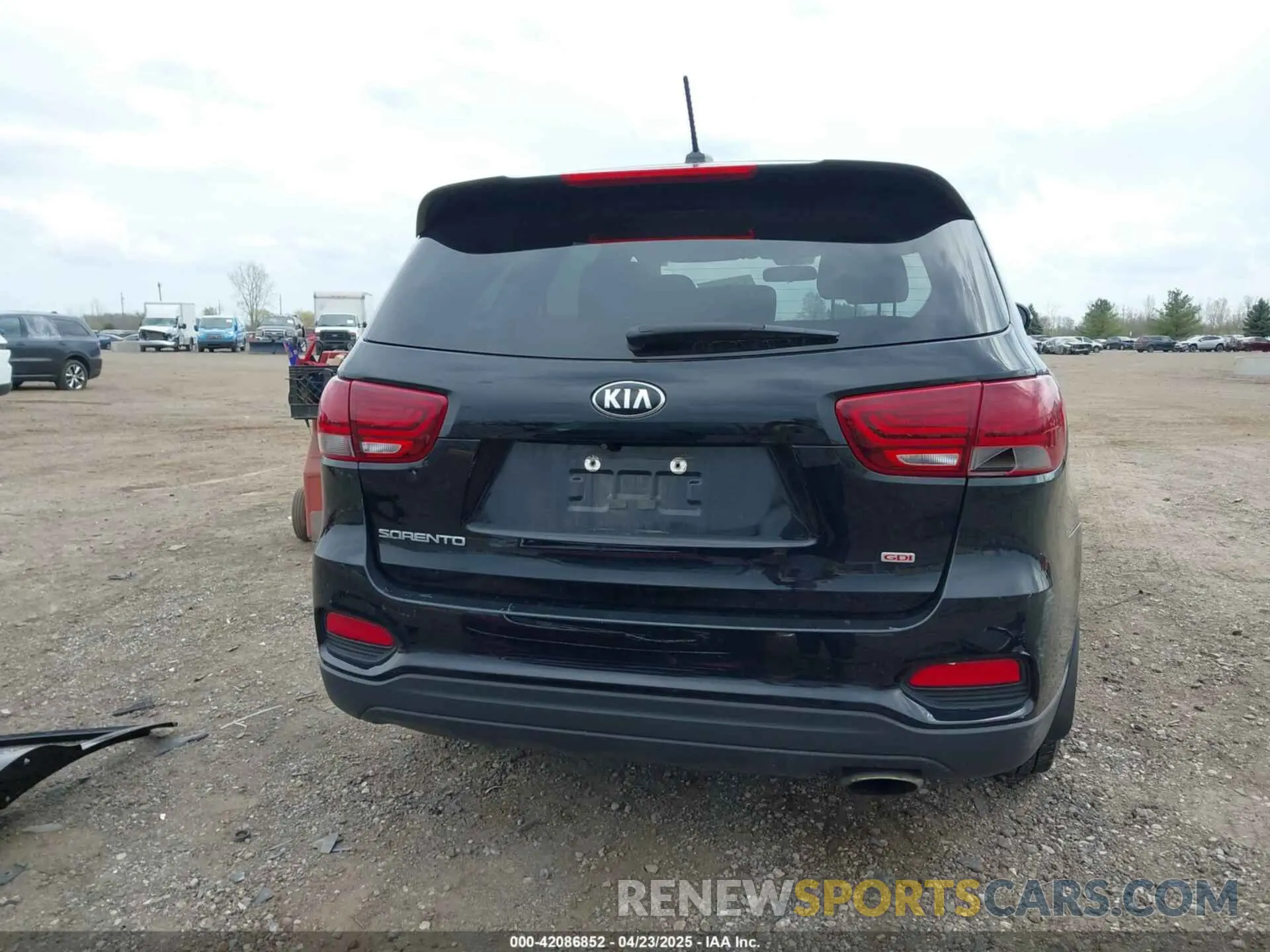 17 Photograph of a damaged car 5XYPGDA37KG574957 KIA SORENTO 2019