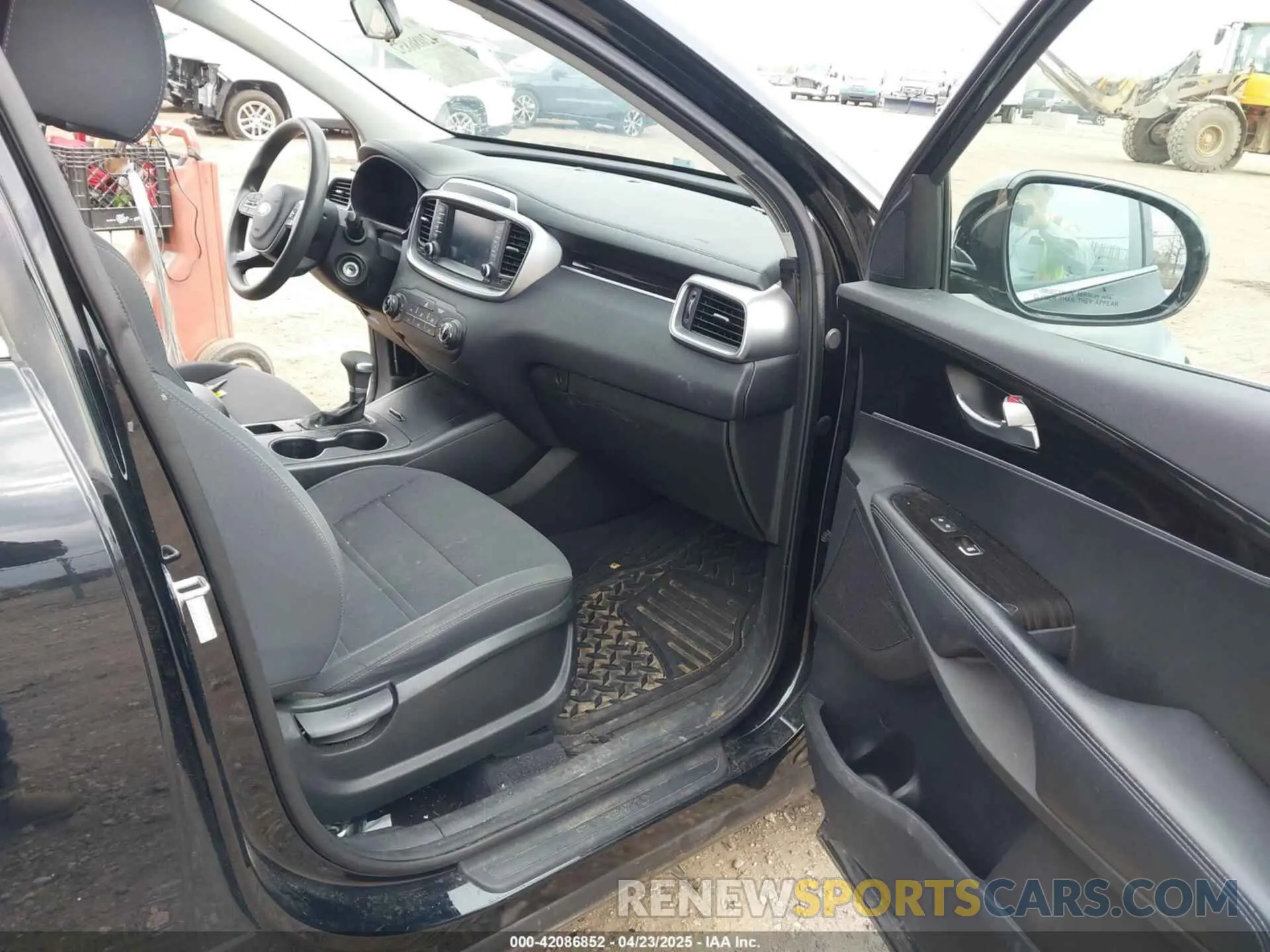 5 Photograph of a damaged car 5XYPGDA37KG574957 KIA SORENTO 2019