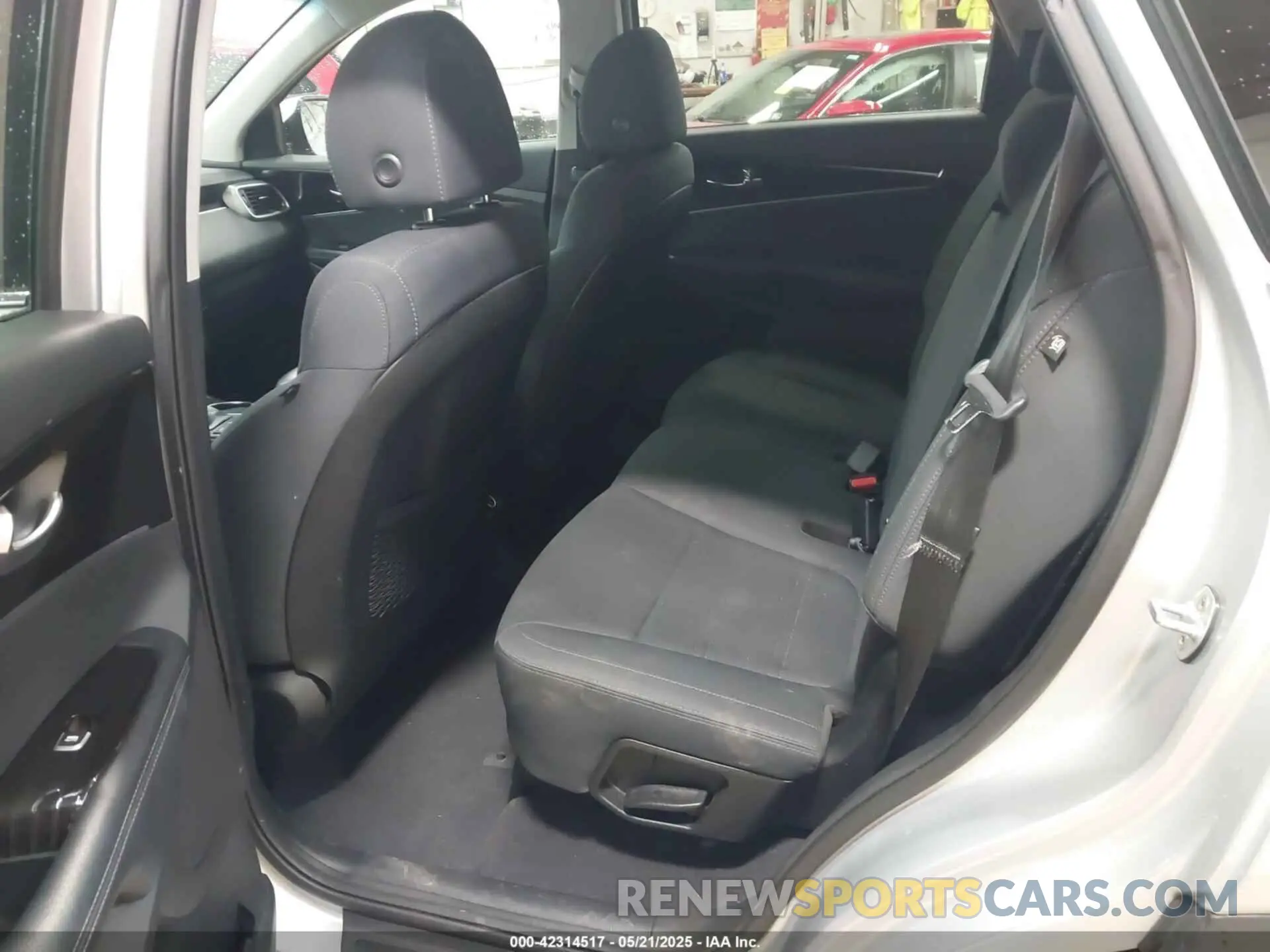 8 Photograph of a damaged car 5XYPGDA38KG550909 KIA SORENTO 2019