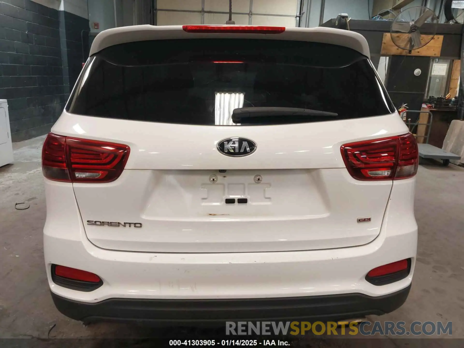 17 Photograph of a damaged car 5XYPGDA38KG558444 KIA SORENTO 2019