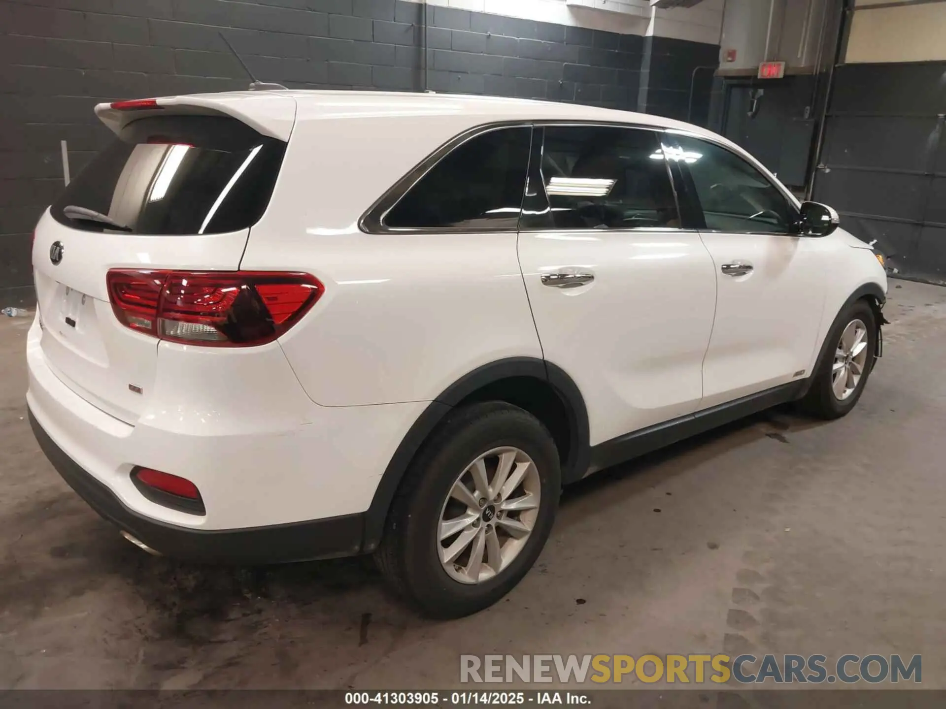 4 Photograph of a damaged car 5XYPGDA38KG558444 KIA SORENTO 2019