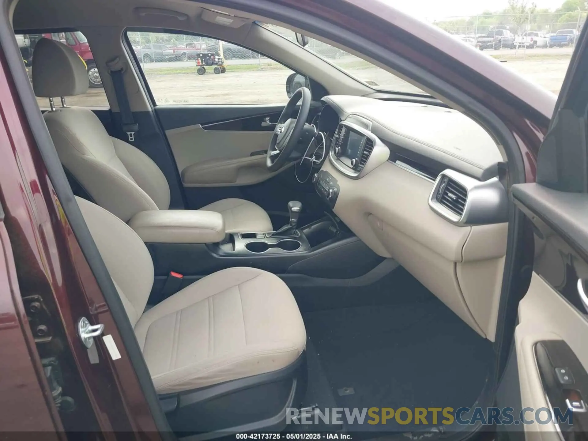 5 Photograph of a damaged car 5XYPGDA39KG478036 KIA SORENTO 2019