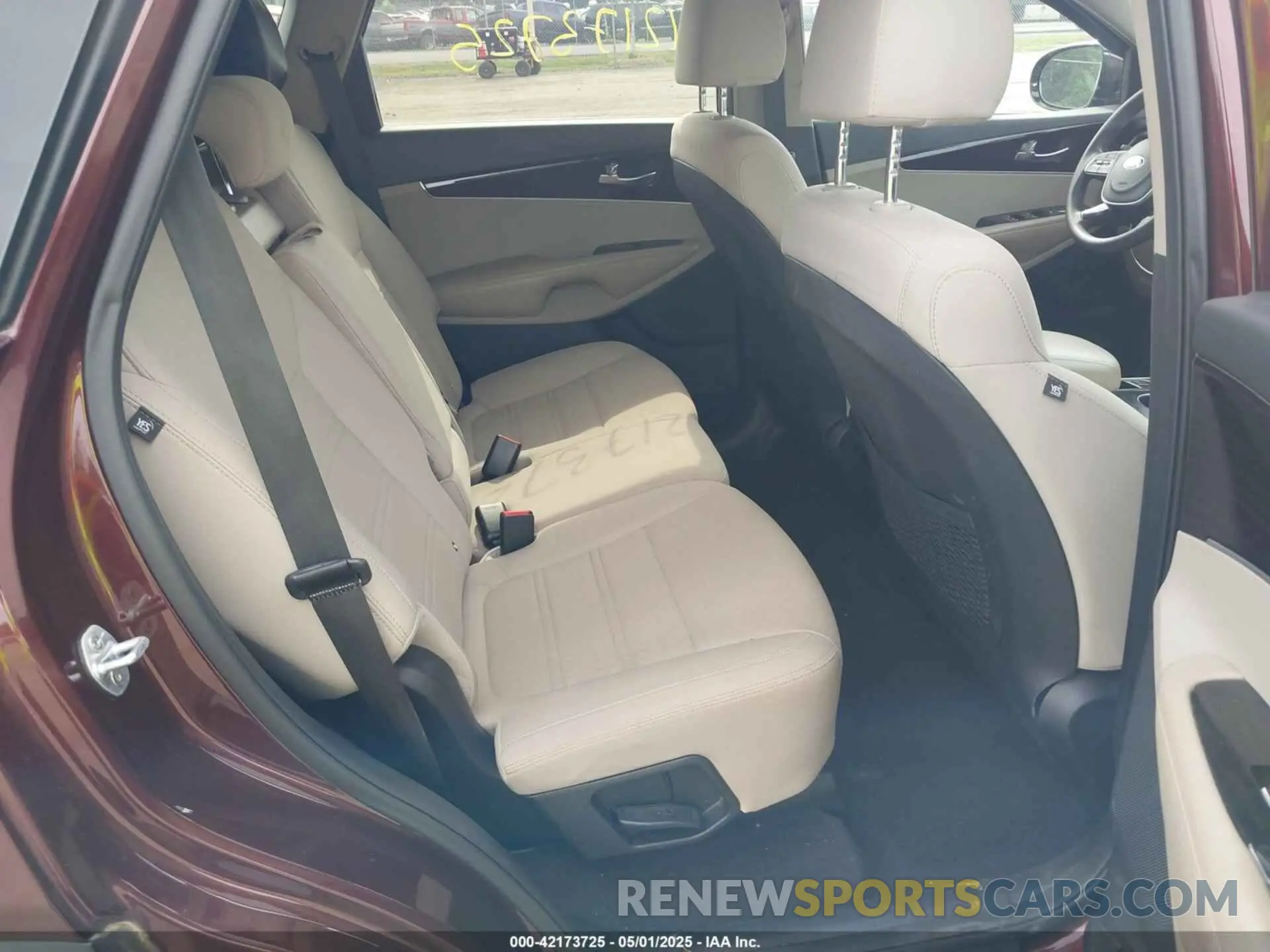 8 Photograph of a damaged car 5XYPGDA39KG478036 KIA SORENTO 2019