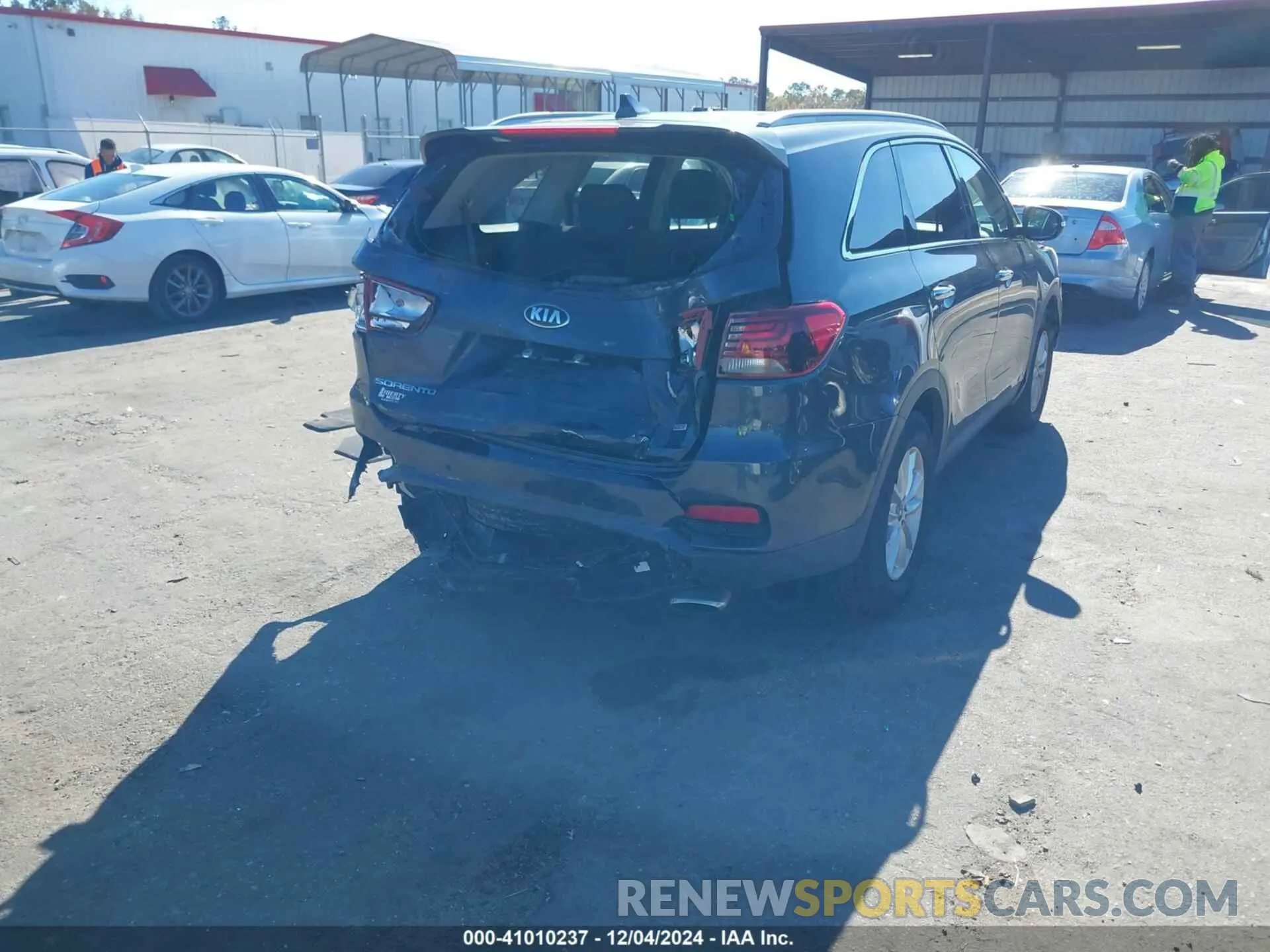 4 Photograph of a damaged car 5XYPGDA3XKG436510 KIA SORENTO 2019