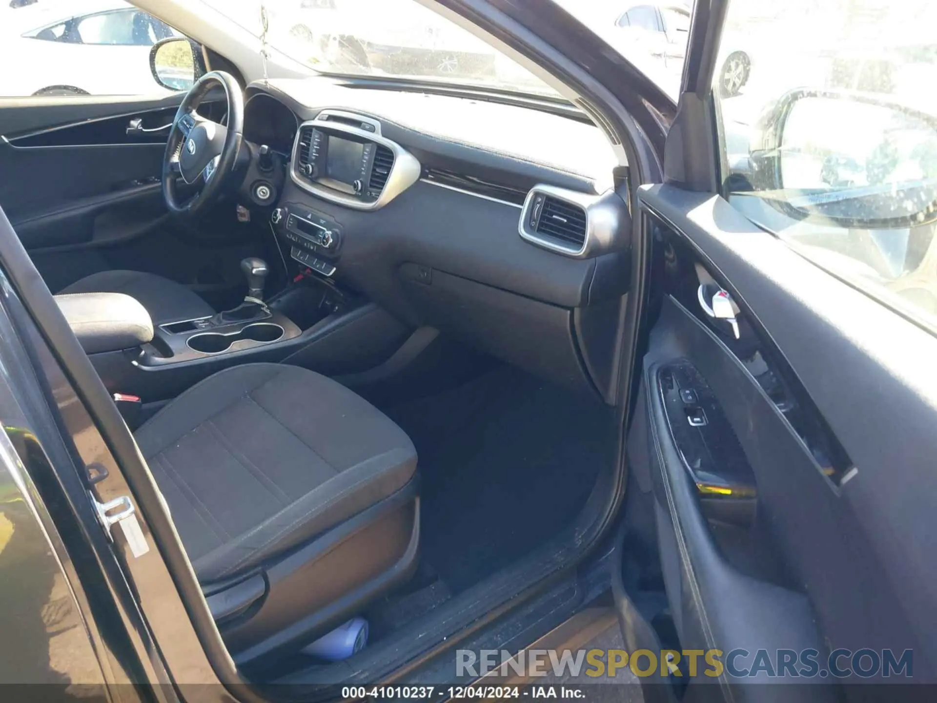 5 Photograph of a damaged car 5XYPGDA3XKG436510 KIA SORENTO 2019