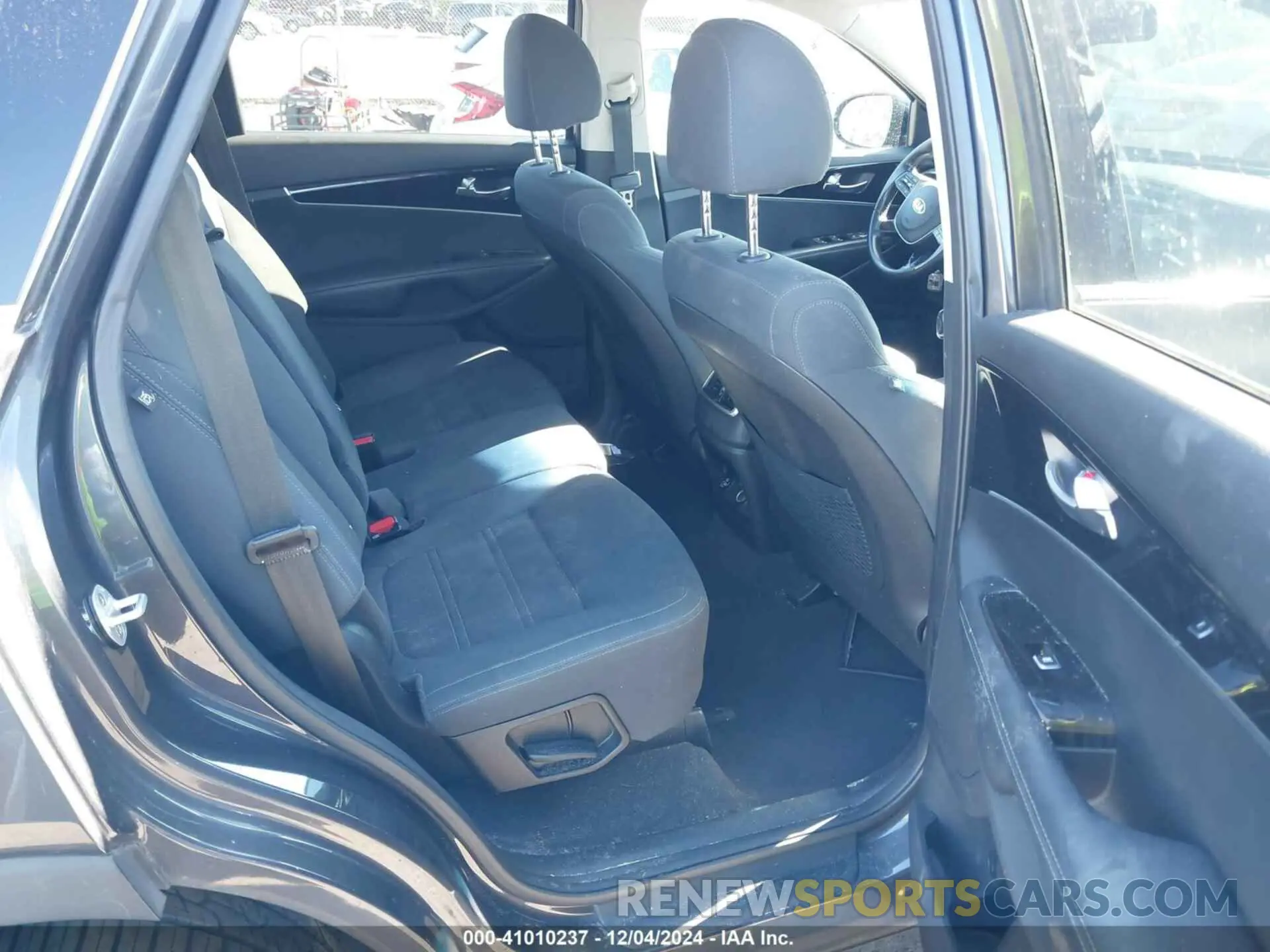 8 Photograph of a damaged car 5XYPGDA3XKG436510 KIA SORENTO 2019
