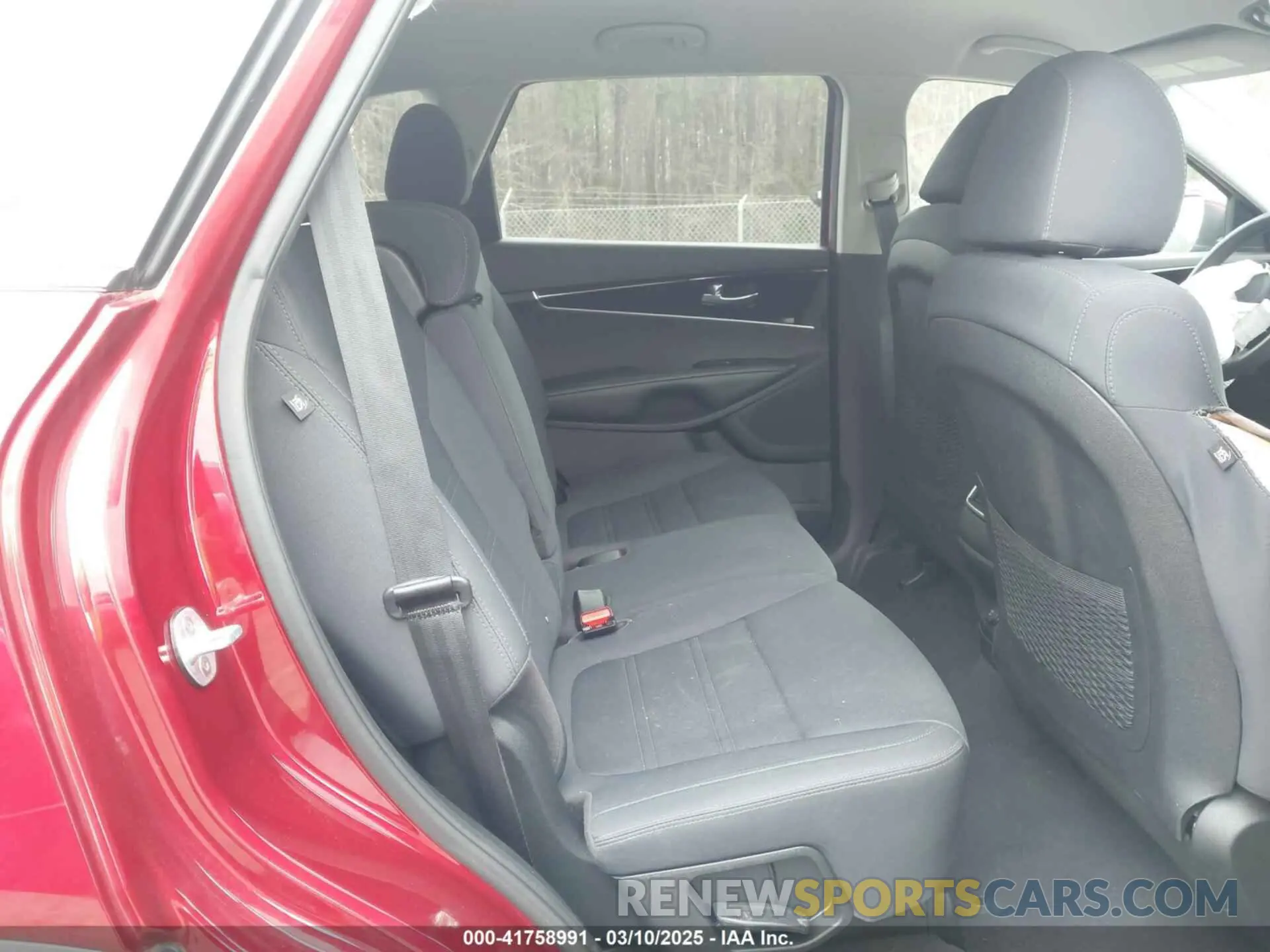 8 Photograph of a damaged car 5XYPGDA3XKG470852 KIA SORENTO 2019