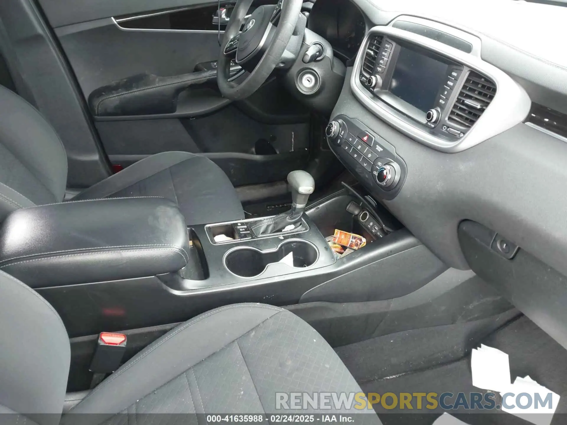 5 Photograph of a damaged car 5XYPGDA3XKG526806 KIA SORENTO 2019