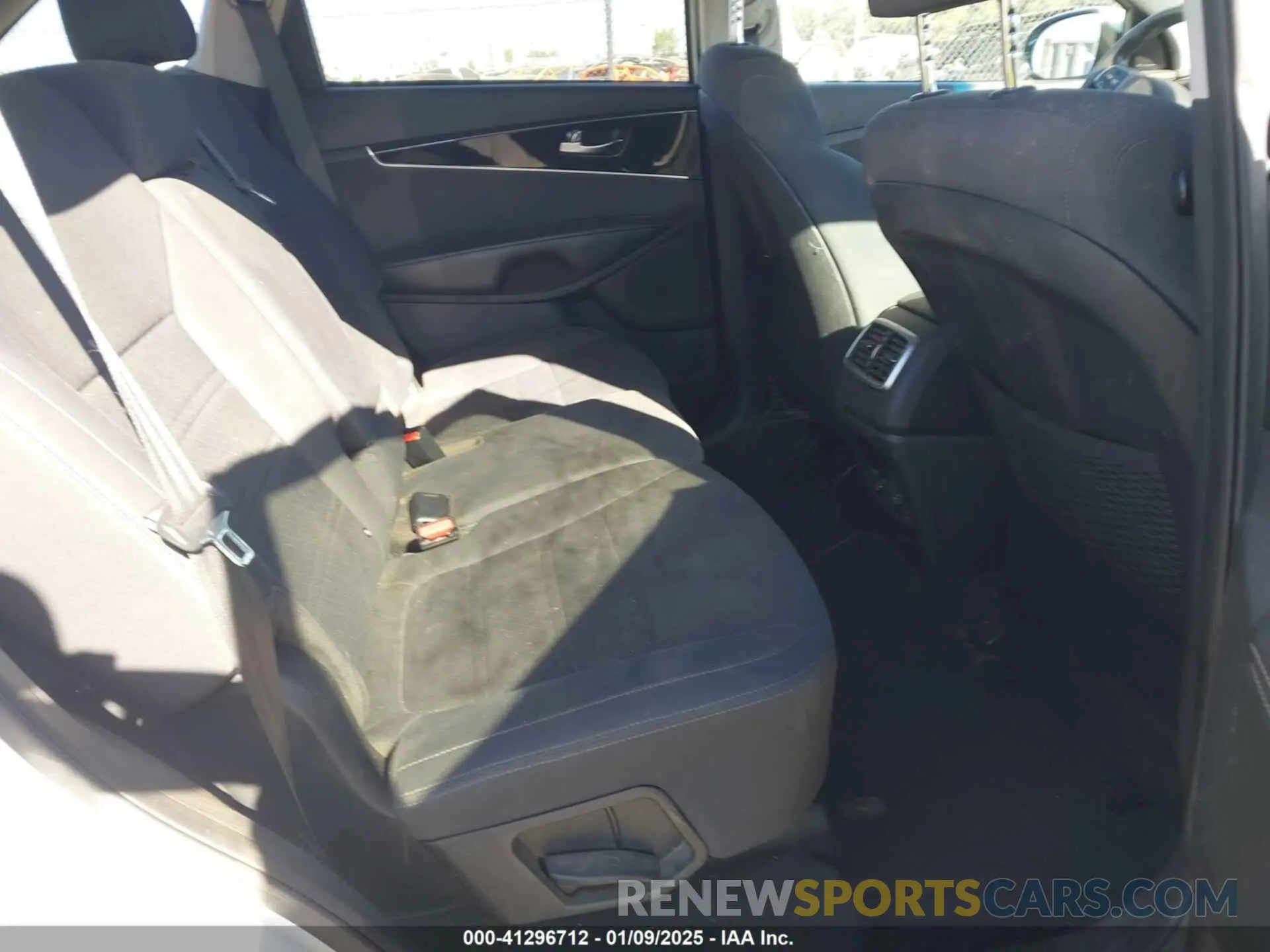 8 Photograph of a damaged car 5XYPGDA3XKG551673 KIA SORENTO 2019