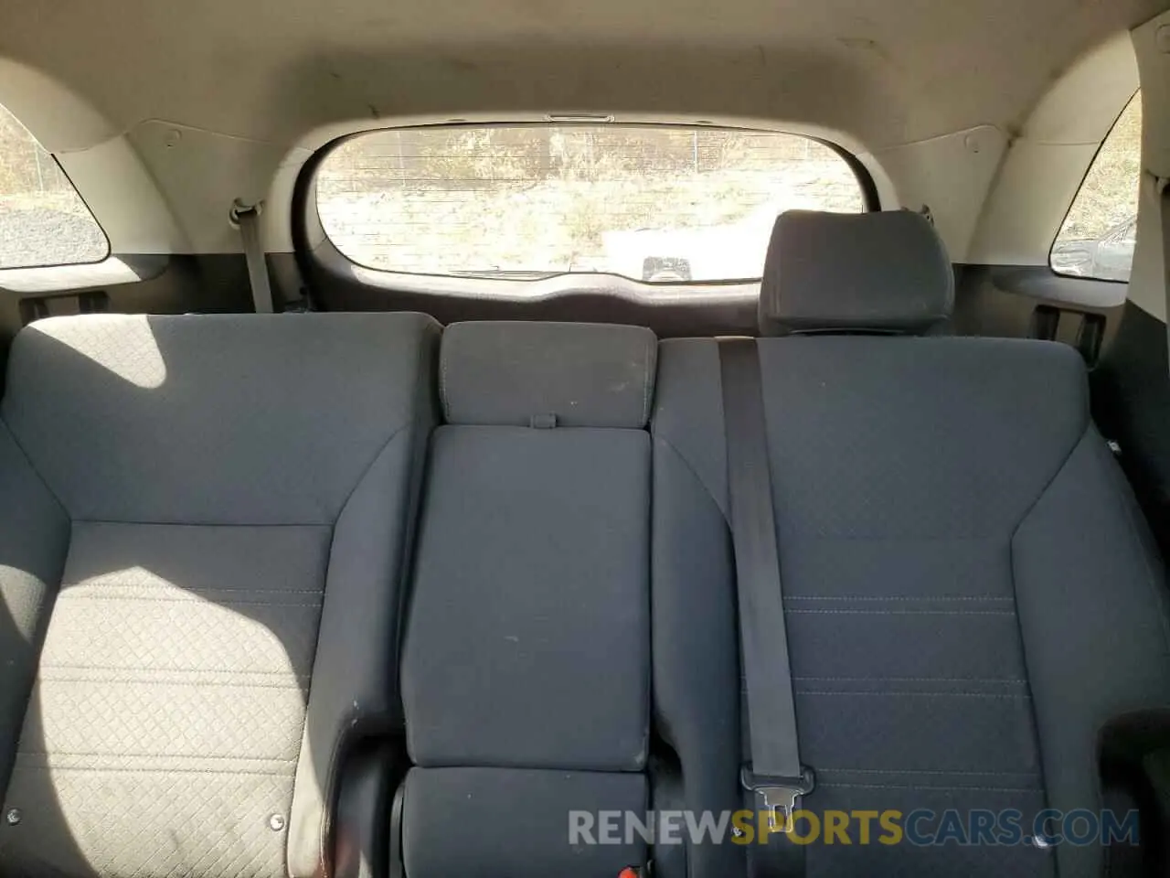 10 Photograph of a damaged car 5XYPGDA50KG522992 KIA SORENTO 2019