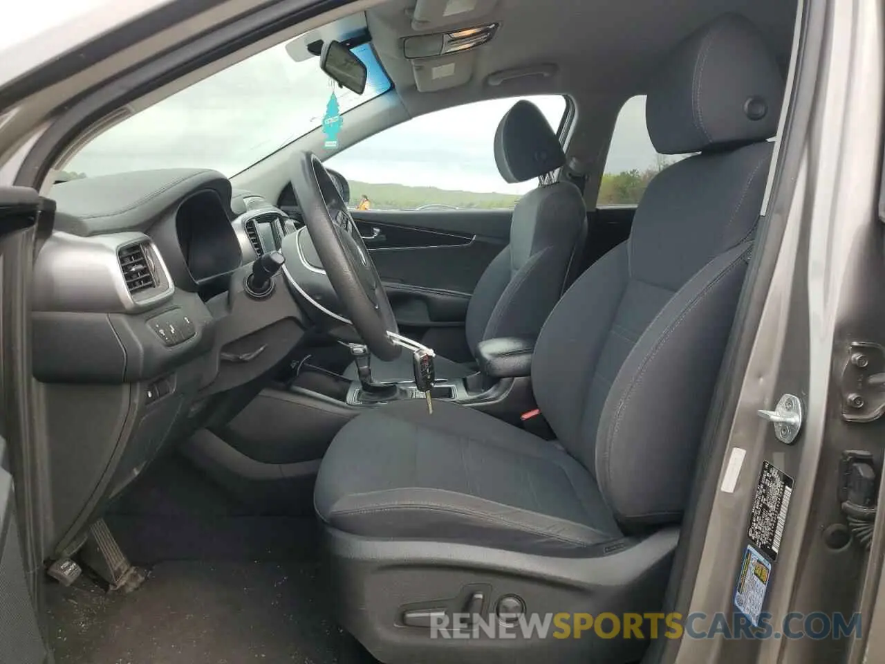 7 Photograph of a damaged car 5XYPGDA51KG476895 KIA SORENTO 2019