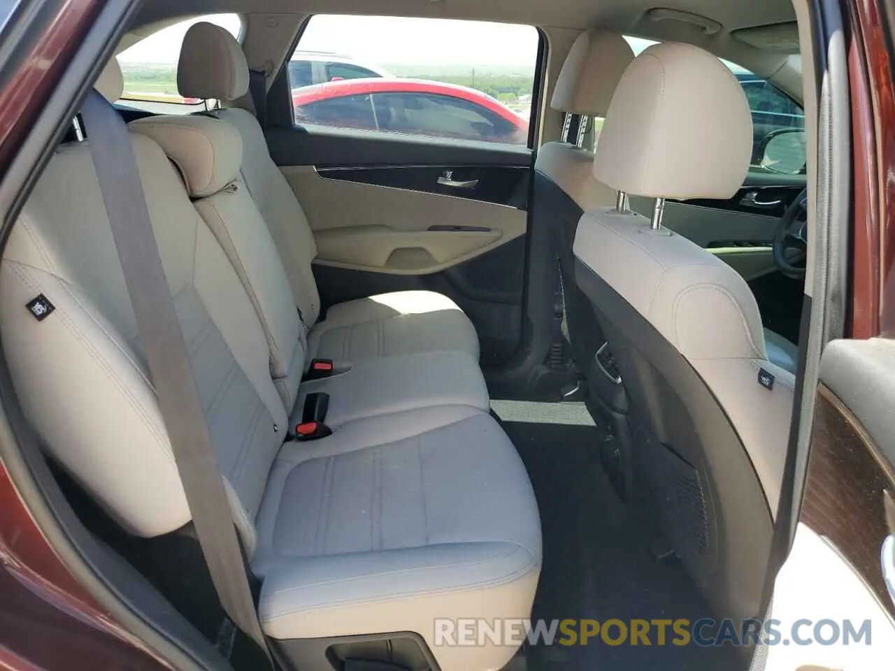 10 Photograph of a damaged car 5XYPGDA51KG522693 KIA SORENTO 2019