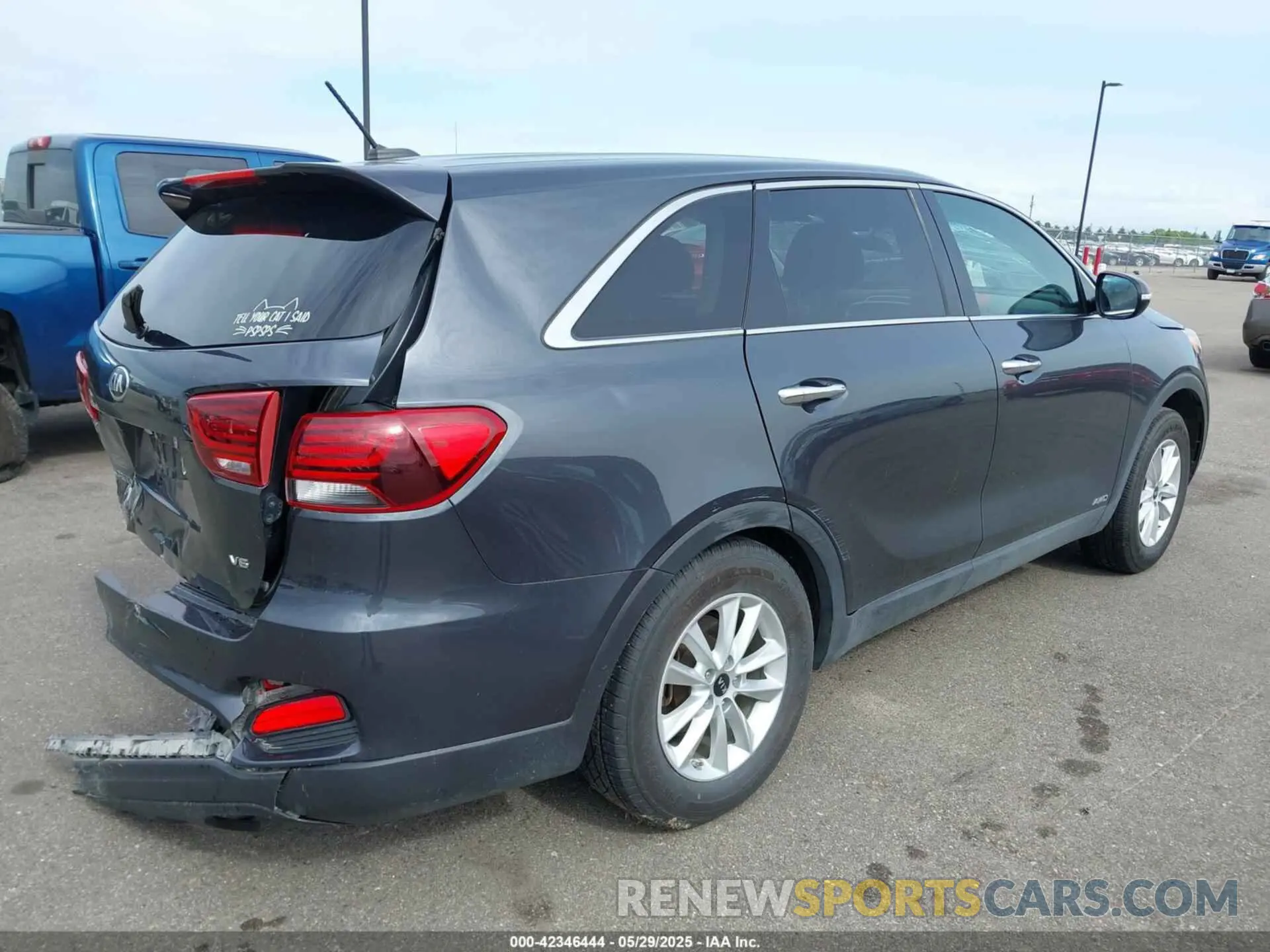 4 Photograph of a damaged car 5XYPGDA51KG522810 KIA SORENTO 2019