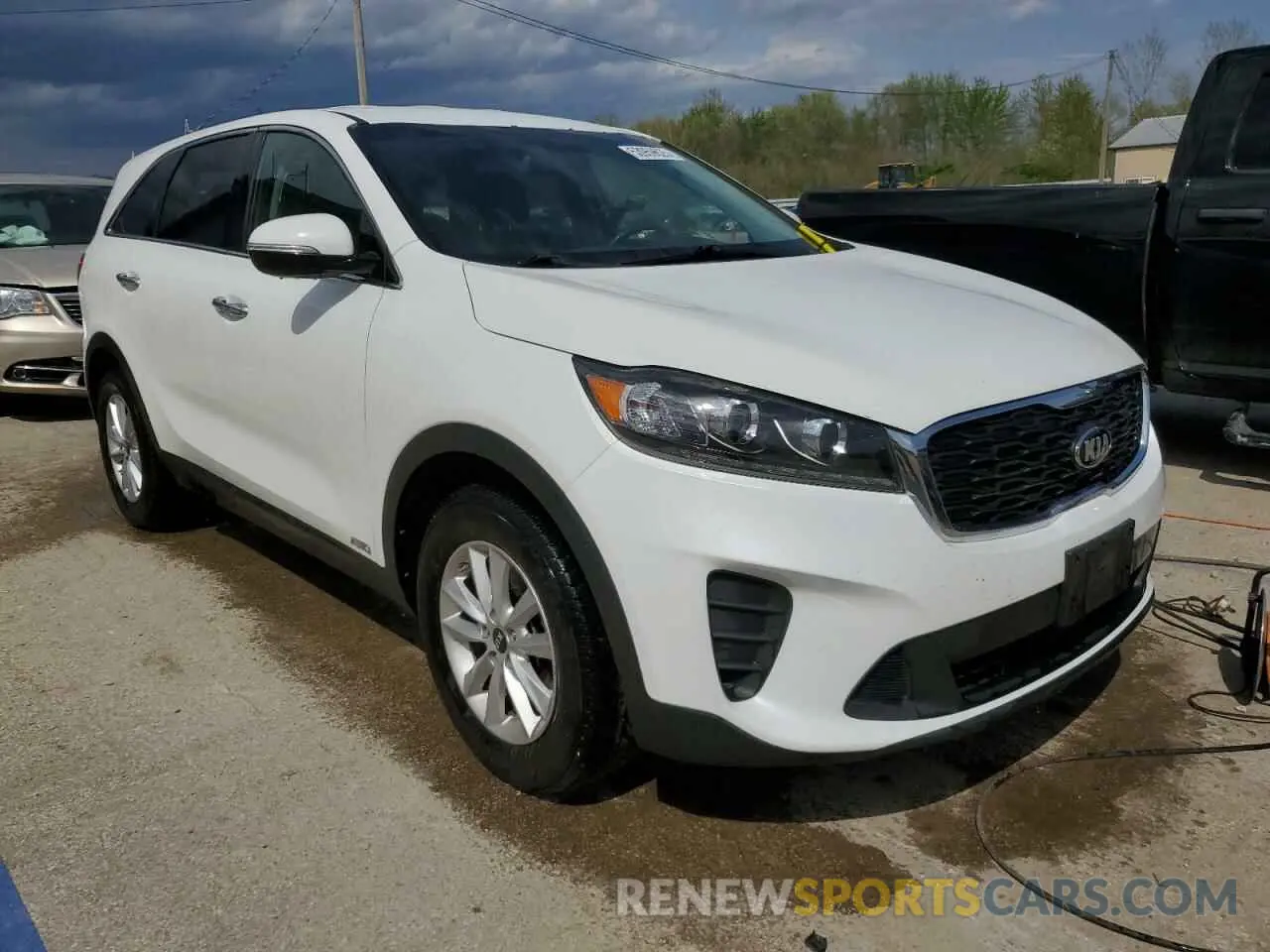 4 Photograph of a damaged car 5XYPGDA51KG537081 KIA SORENTO 2019