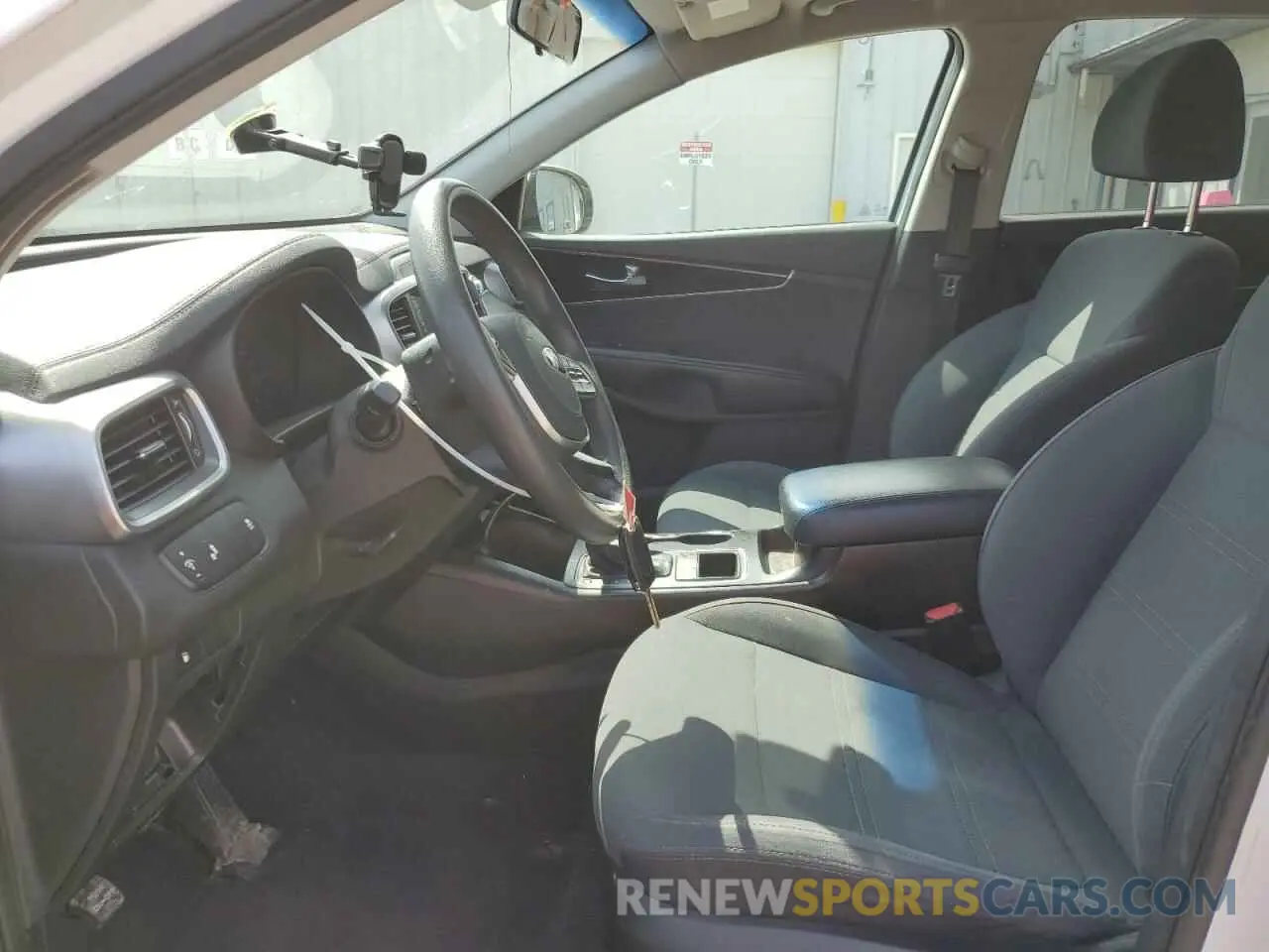 7 Photograph of a damaged car 5XYPGDA51KG537081 KIA SORENTO 2019