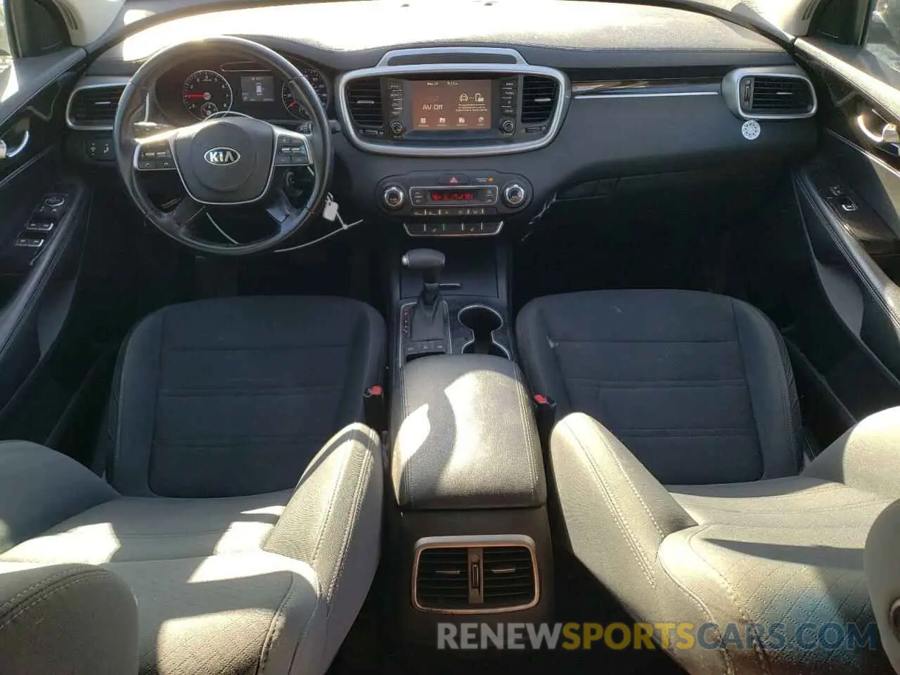 8 Photograph of a damaged car 5XYPGDA51KG605007 KIA SORENTO 2019