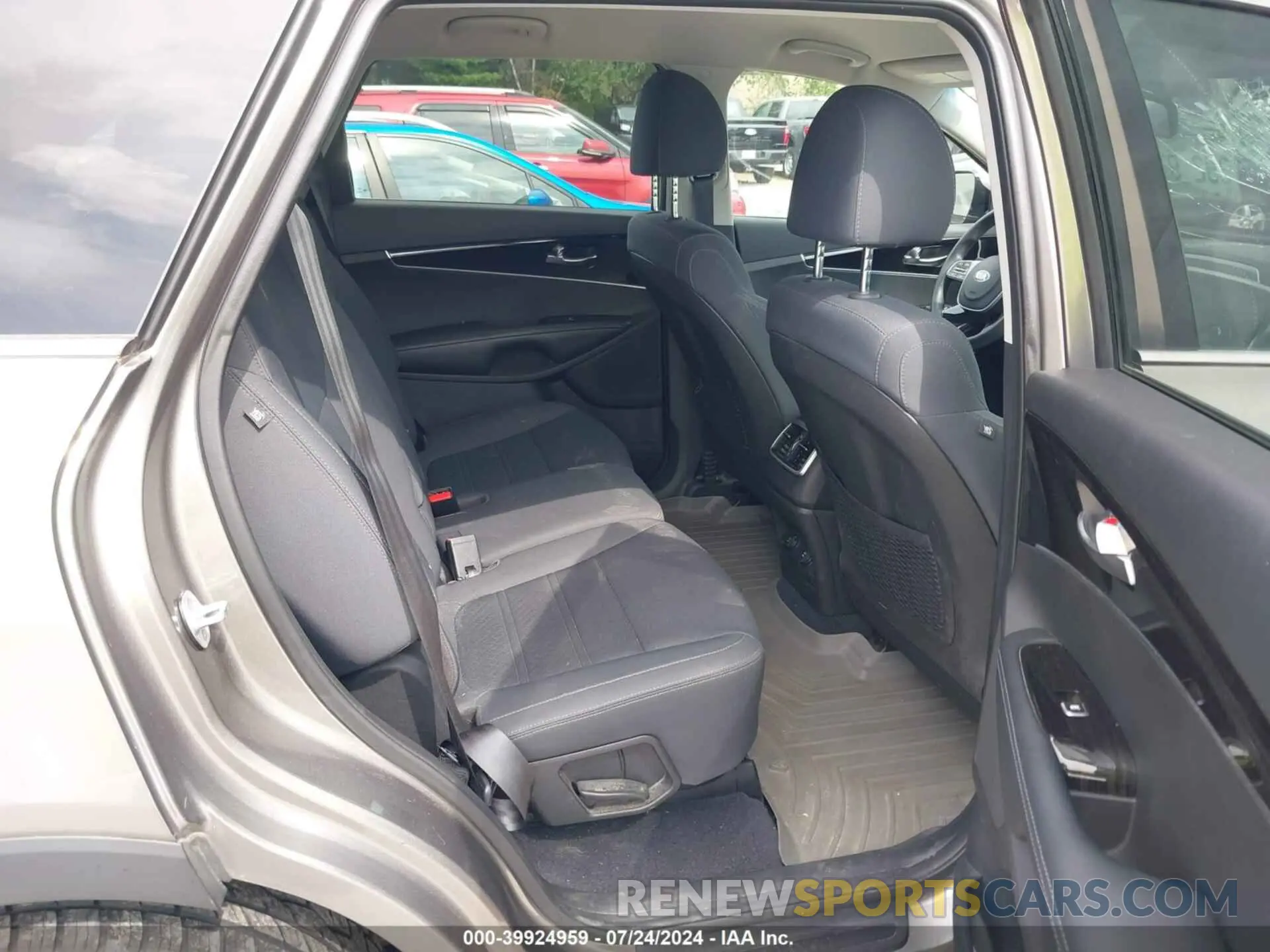 8 Photograph of a damaged car 5XYPGDA52KG457482 KIA SORENTO 2019