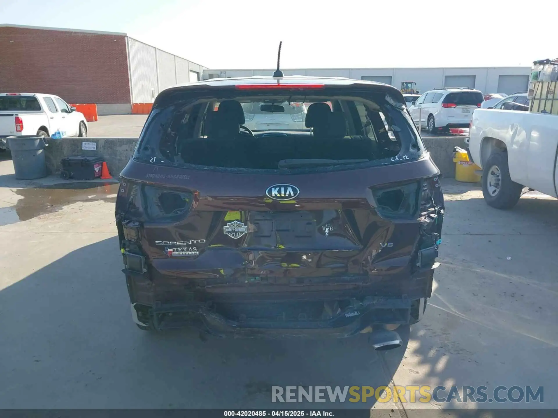 17 Photograph of a damaged car 5XYPGDA53KG444952 KIA SORENTO 2019