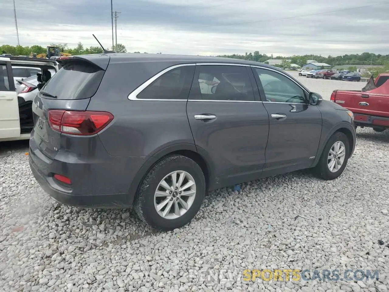 3 Photograph of a damaged car 5XYPGDA53KG468314 KIA SORENTO 2019