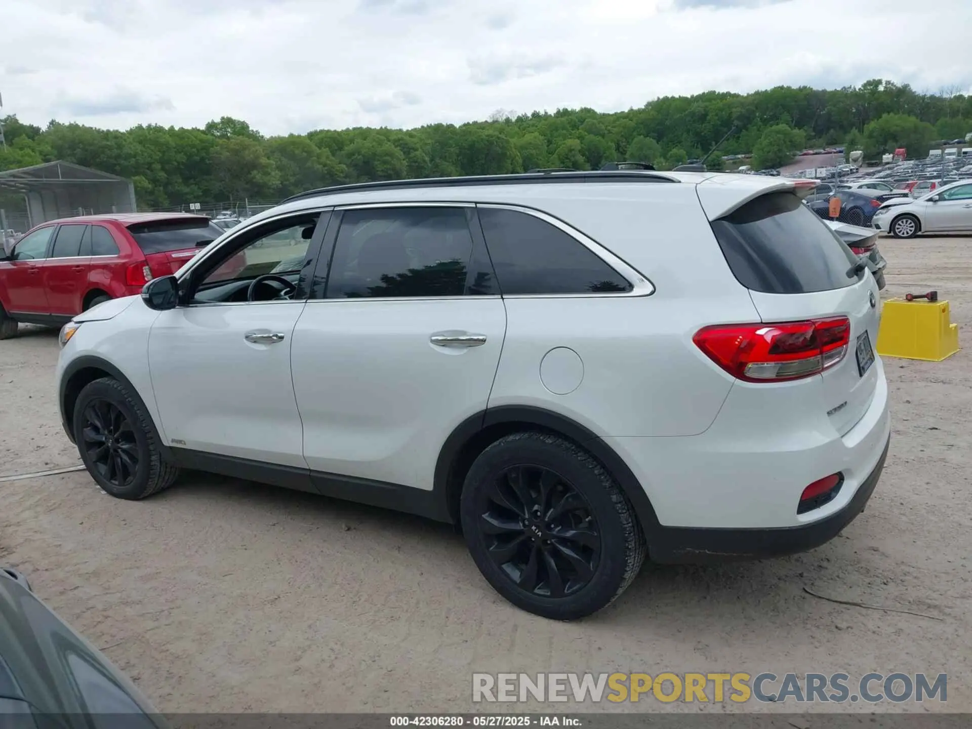 14 Photograph of a damaged car 5XYPGDA53KG583933 KIA SORENTO 2019