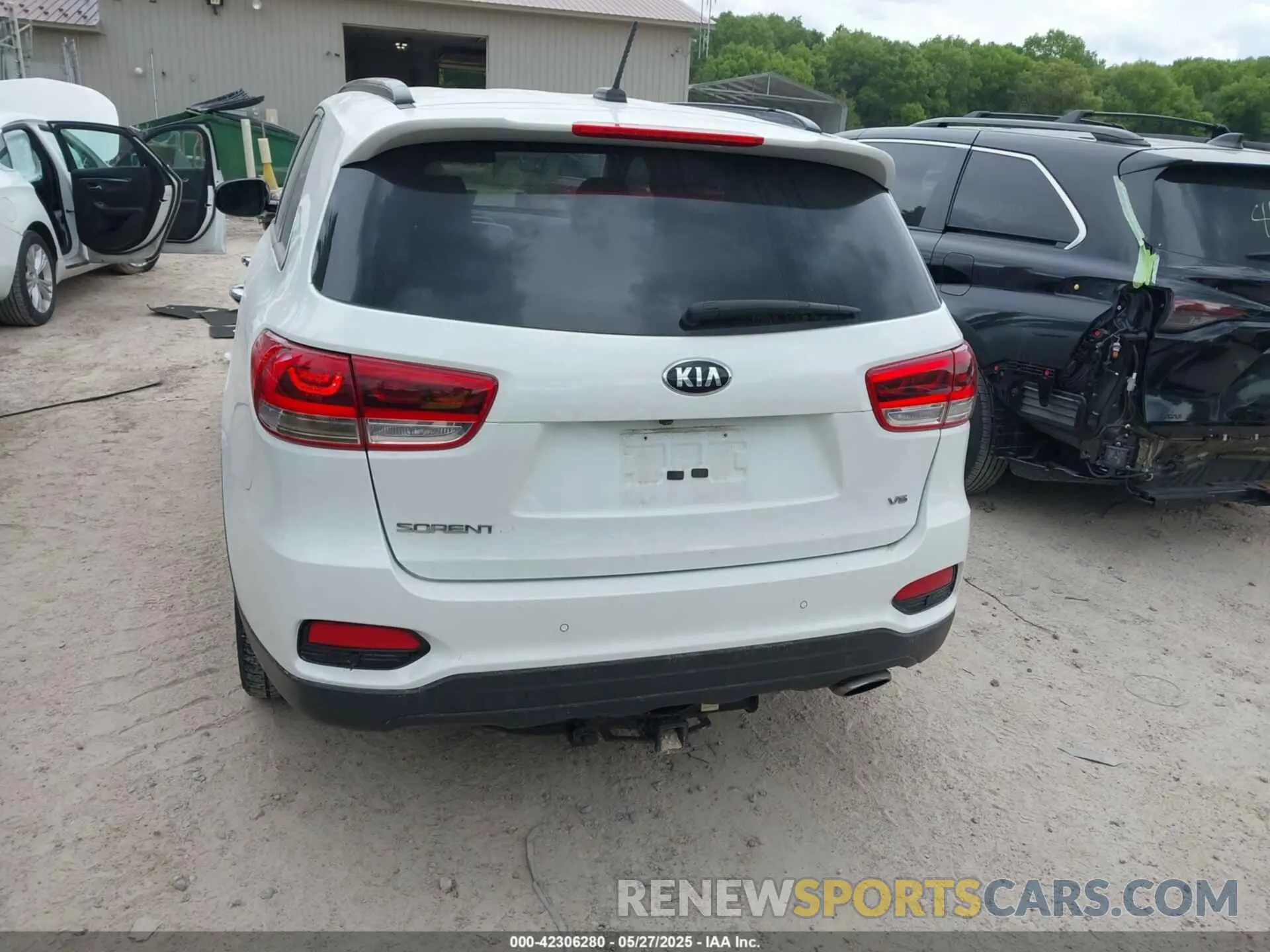 16 Photograph of a damaged car 5XYPGDA53KG583933 KIA SORENTO 2019
