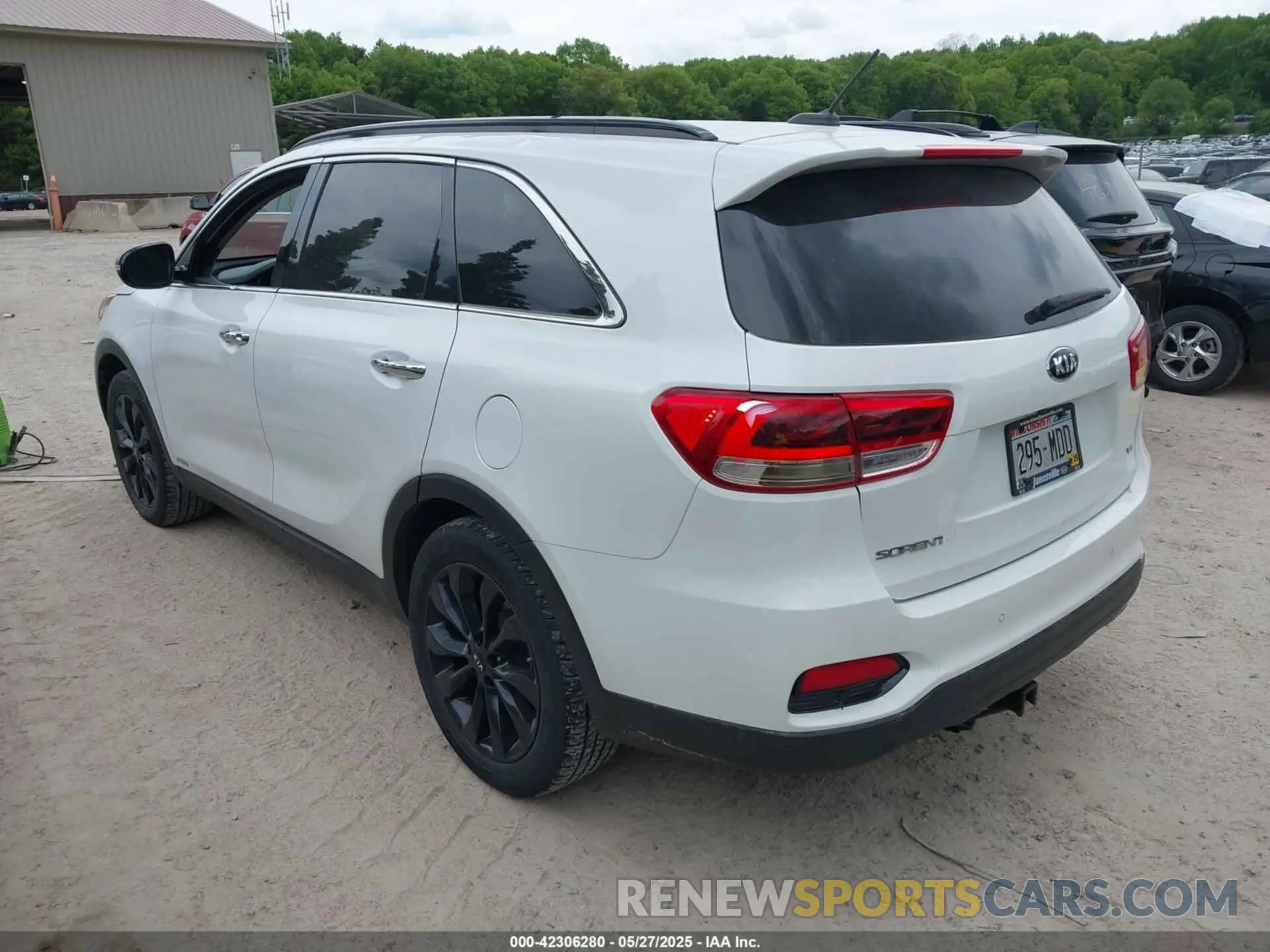 3 Photograph of a damaged car 5XYPGDA53KG583933 KIA SORENTO 2019