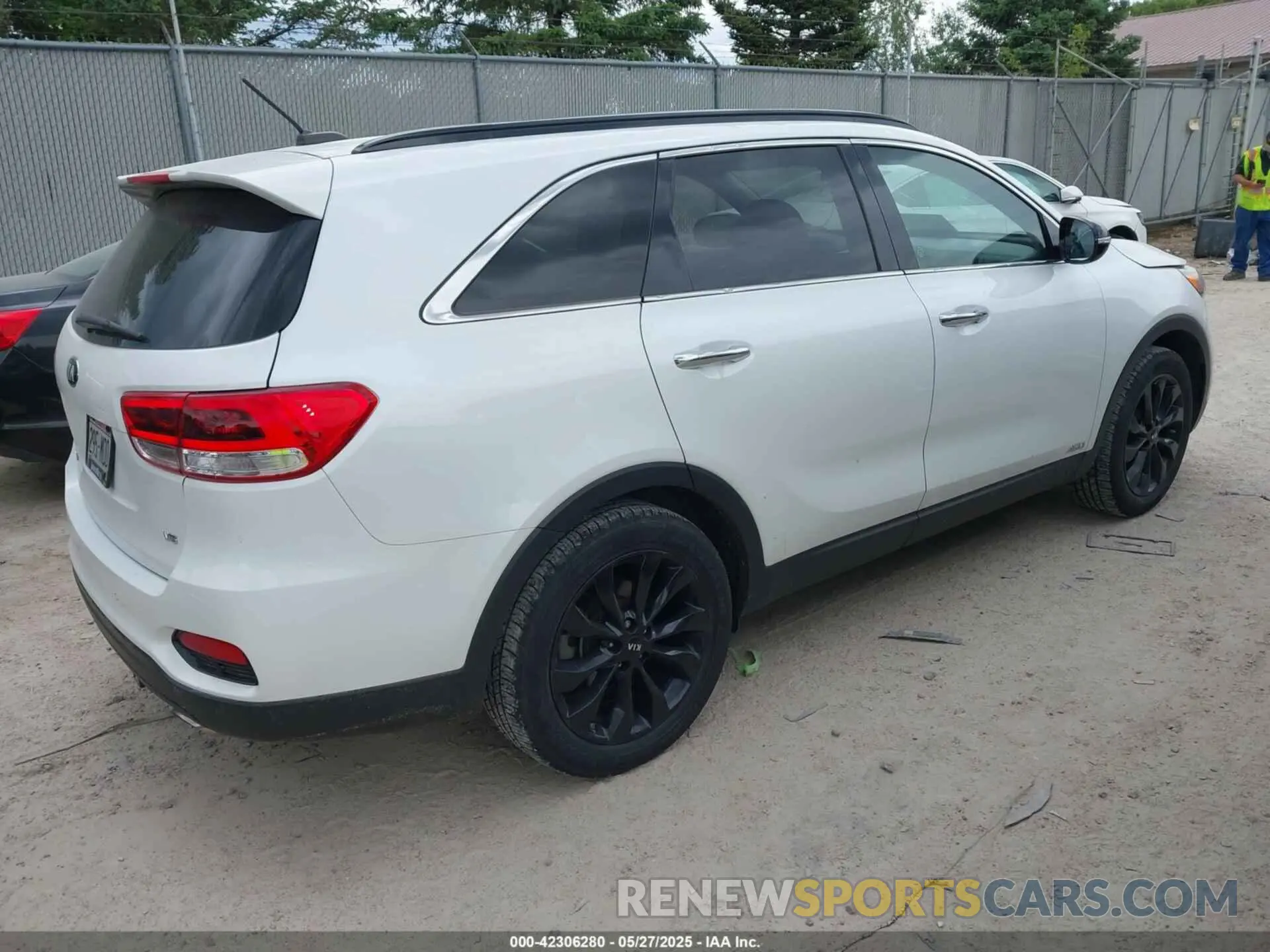 4 Photograph of a damaged car 5XYPGDA53KG583933 KIA SORENTO 2019