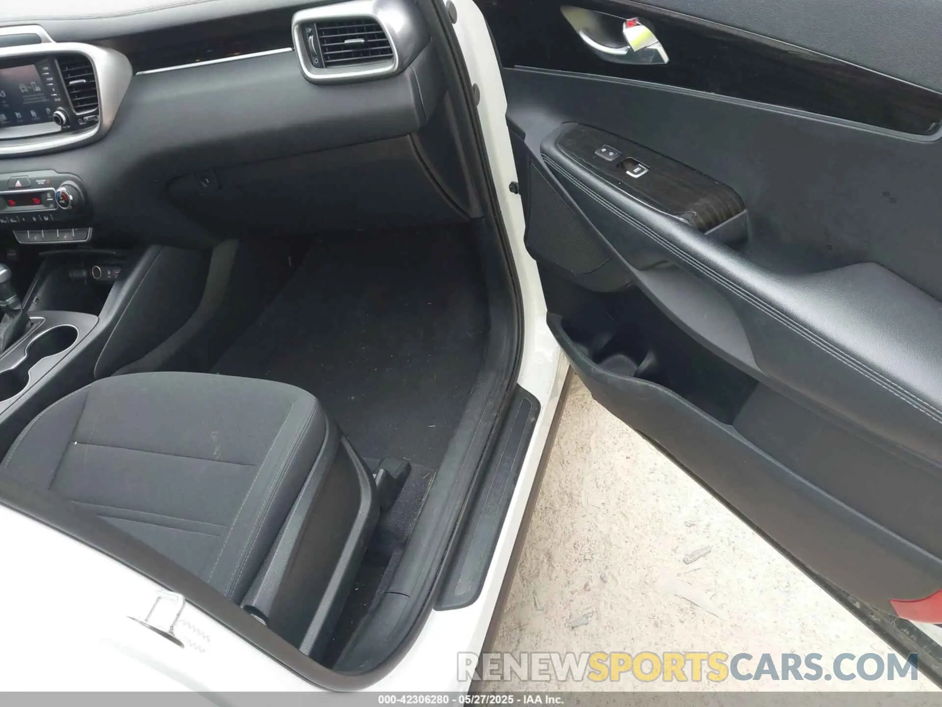 5 Photograph of a damaged car 5XYPGDA53KG583933 KIA SORENTO 2019