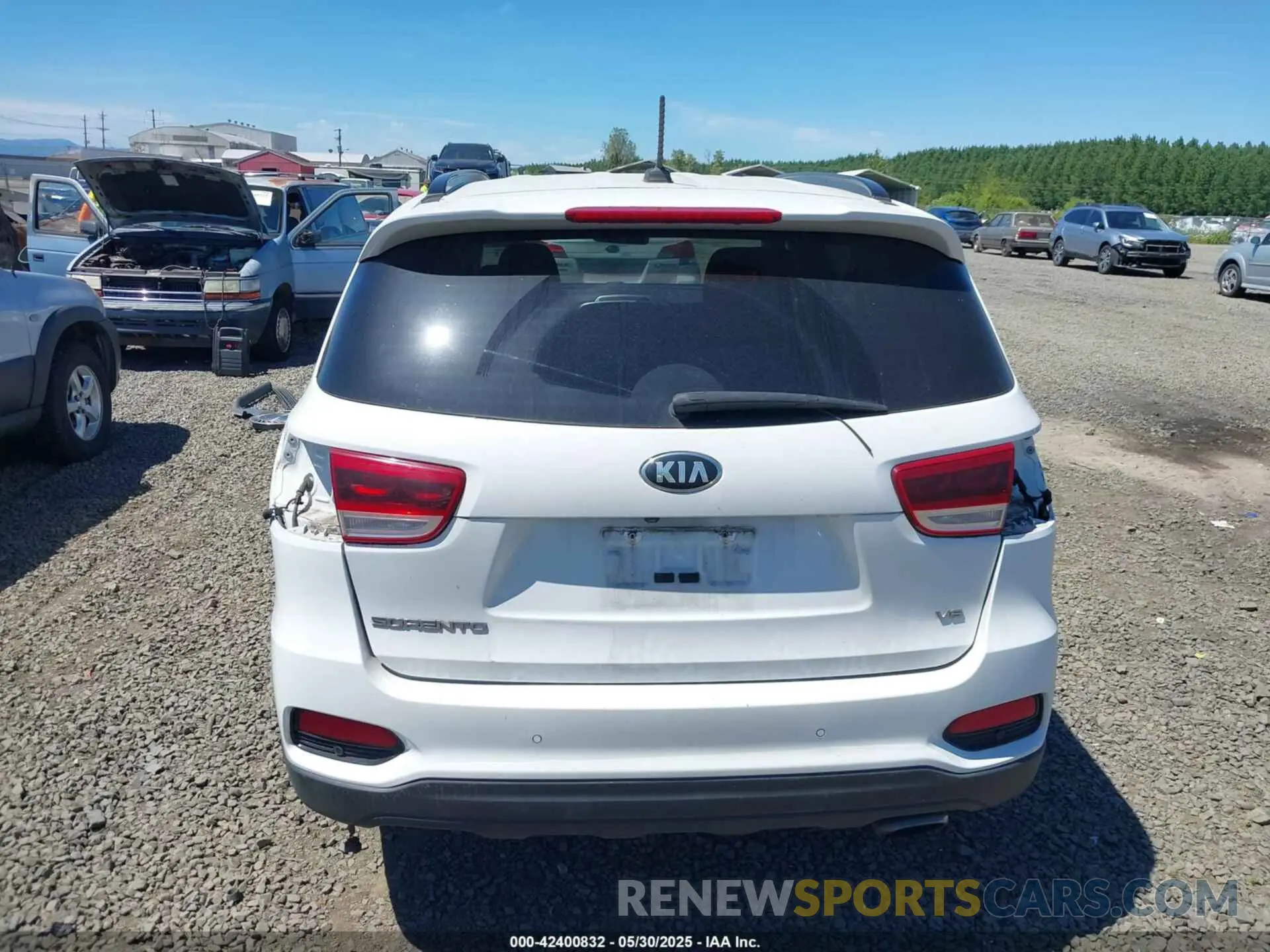 17 Photograph of a damaged car 5XYPGDA53KG587755 KIA SORENTO 2019