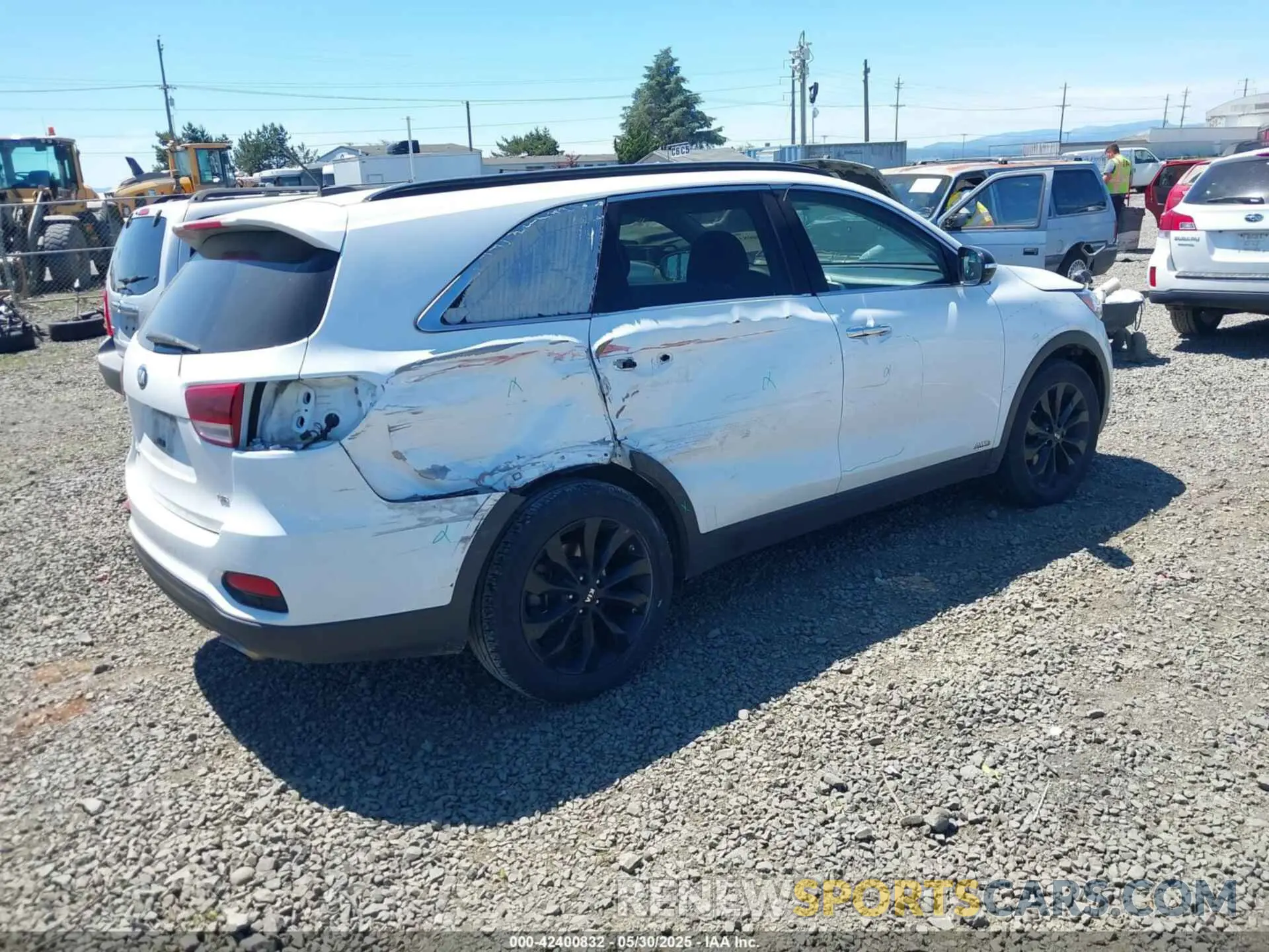 4 Photograph of a damaged car 5XYPGDA53KG587755 KIA SORENTO 2019