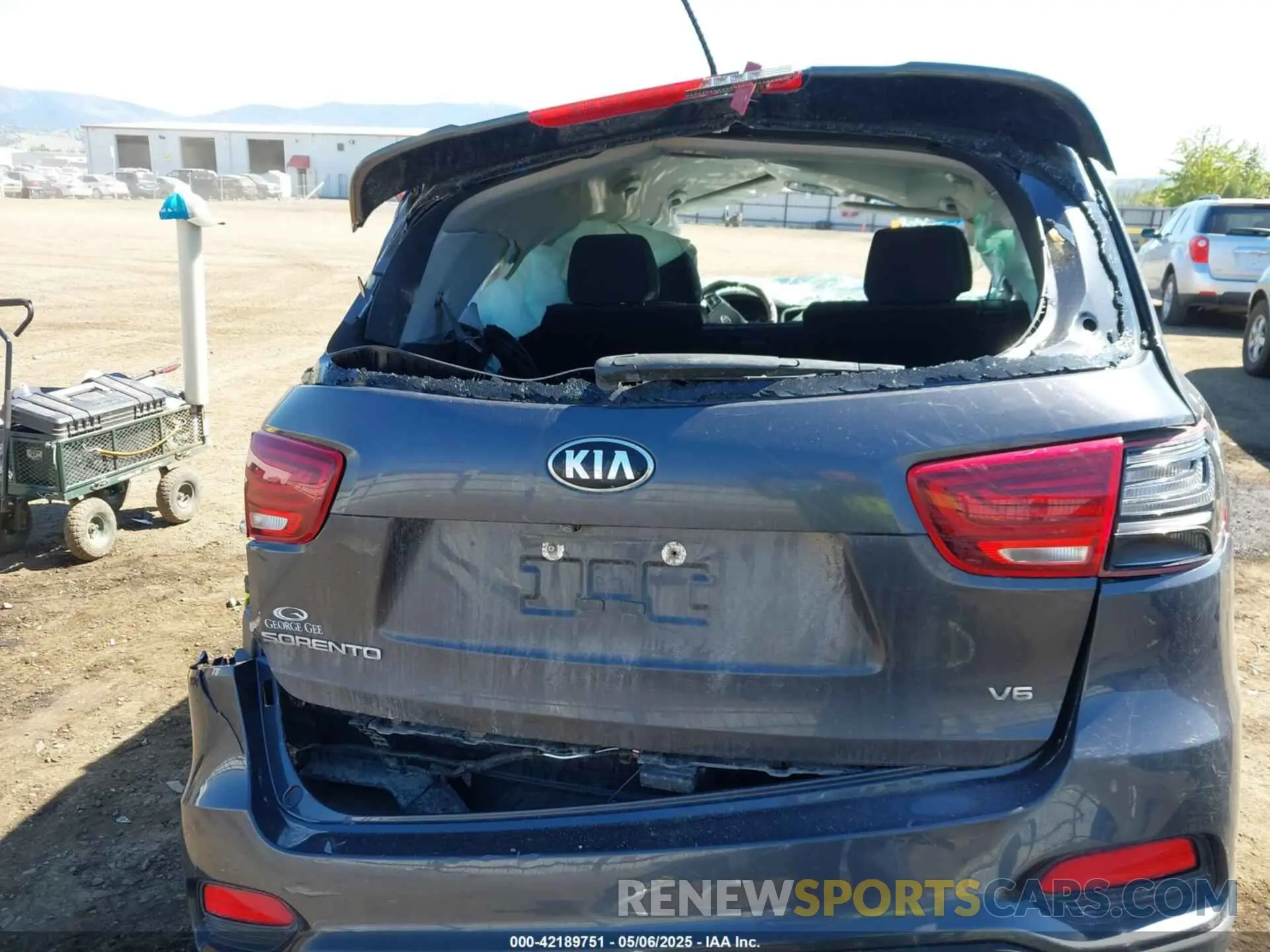 17 Photograph of a damaged car 5XYPGDA54KG468306 KIA SORENTO 2019