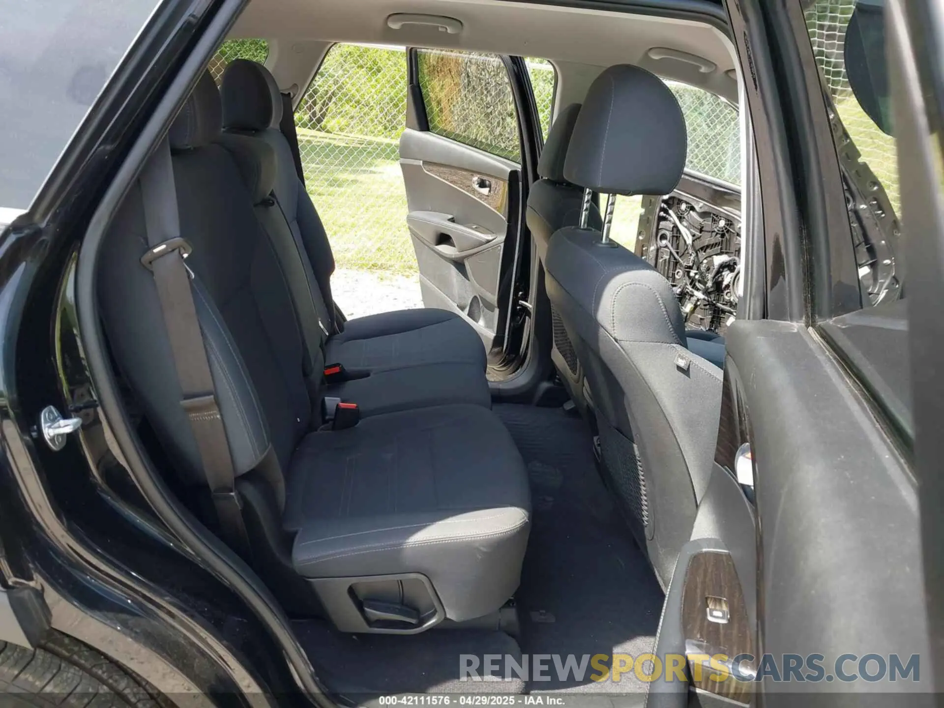 8 Photograph of a damaged car 5XYPGDA54KG605261 KIA SORENTO 2019