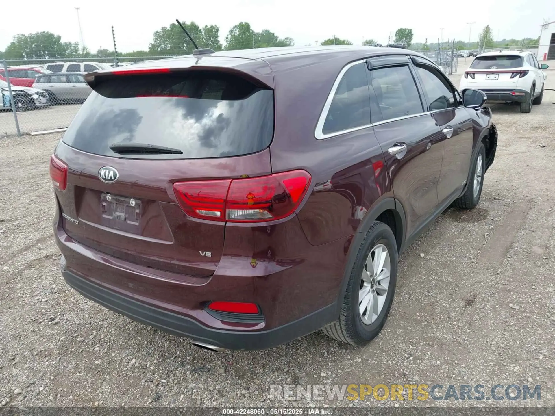 4 Photograph of a damaged car 5XYPGDA55KG447576 KIA SORENTO 2019
