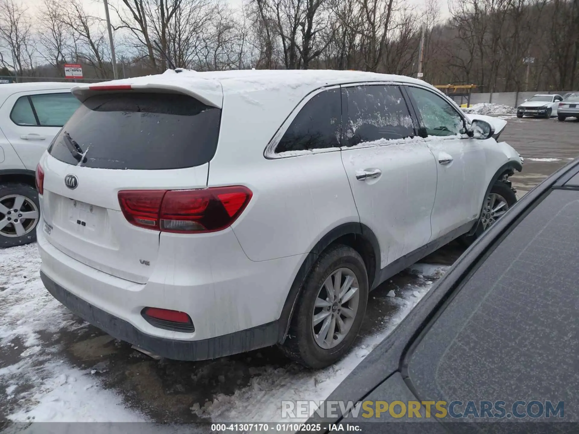 4 Photograph of a damaged car 5XYPGDA55KG450039 KIA SORENTO 2019