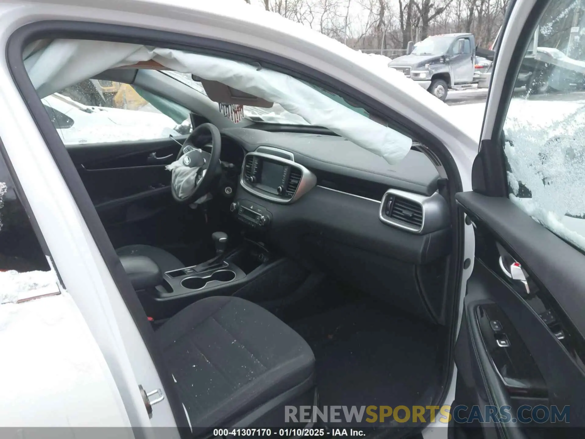 5 Photograph of a damaged car 5XYPGDA55KG450039 KIA SORENTO 2019