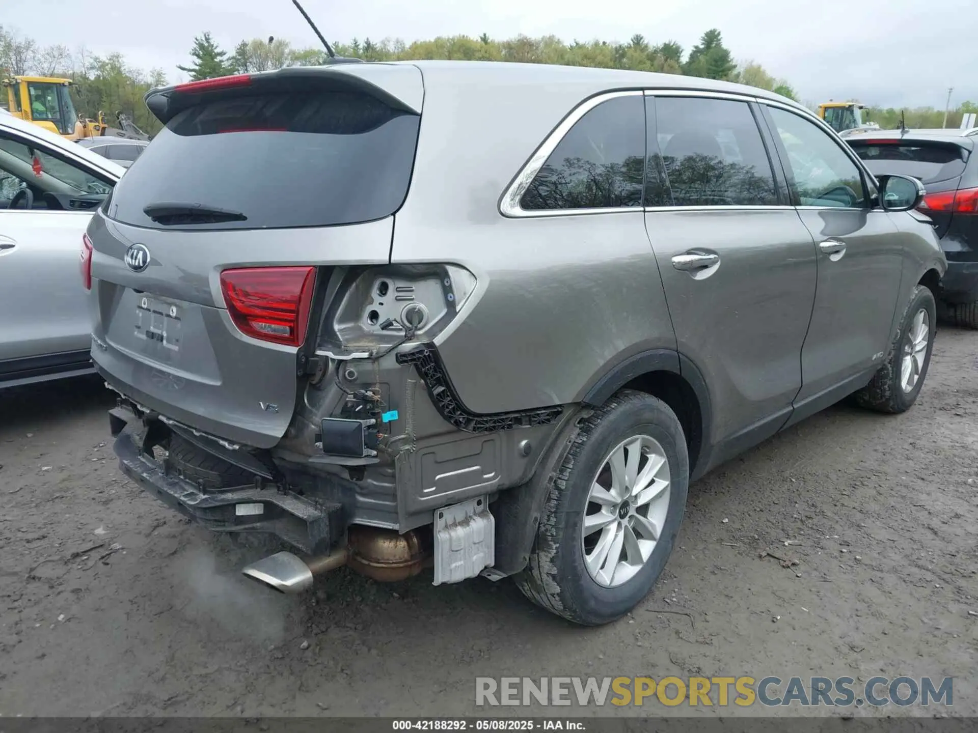 4 Photograph of a damaged car 5XYPGDA55KG481016 KIA SORENTO 2019