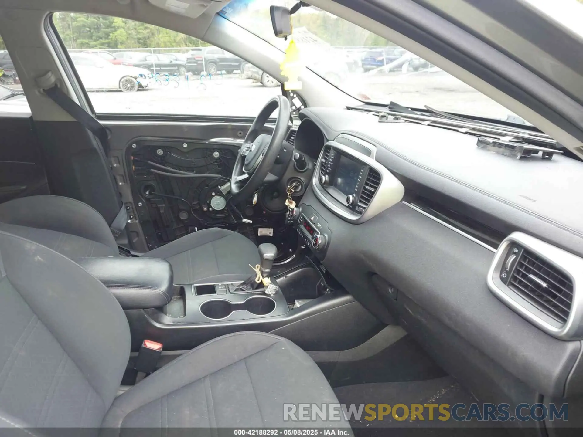 5 Photograph of a damaged car 5XYPGDA55KG481016 KIA SORENTO 2019