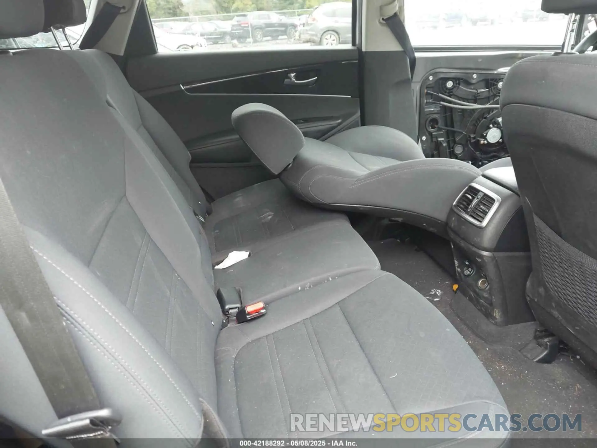 8 Photograph of a damaged car 5XYPGDA55KG481016 KIA SORENTO 2019